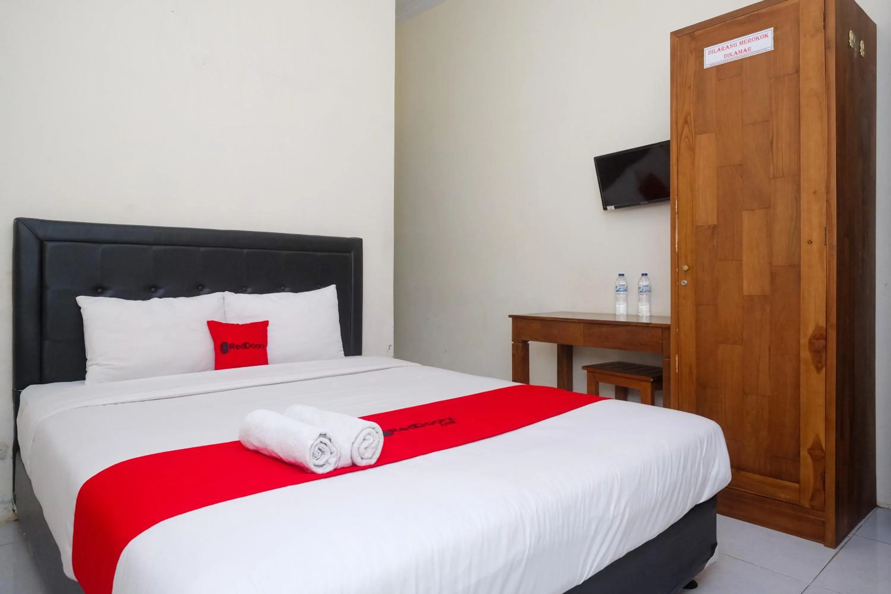 Bedroom, Bed in RedDoorz Syariah at Griya Hanum Condoongcatur