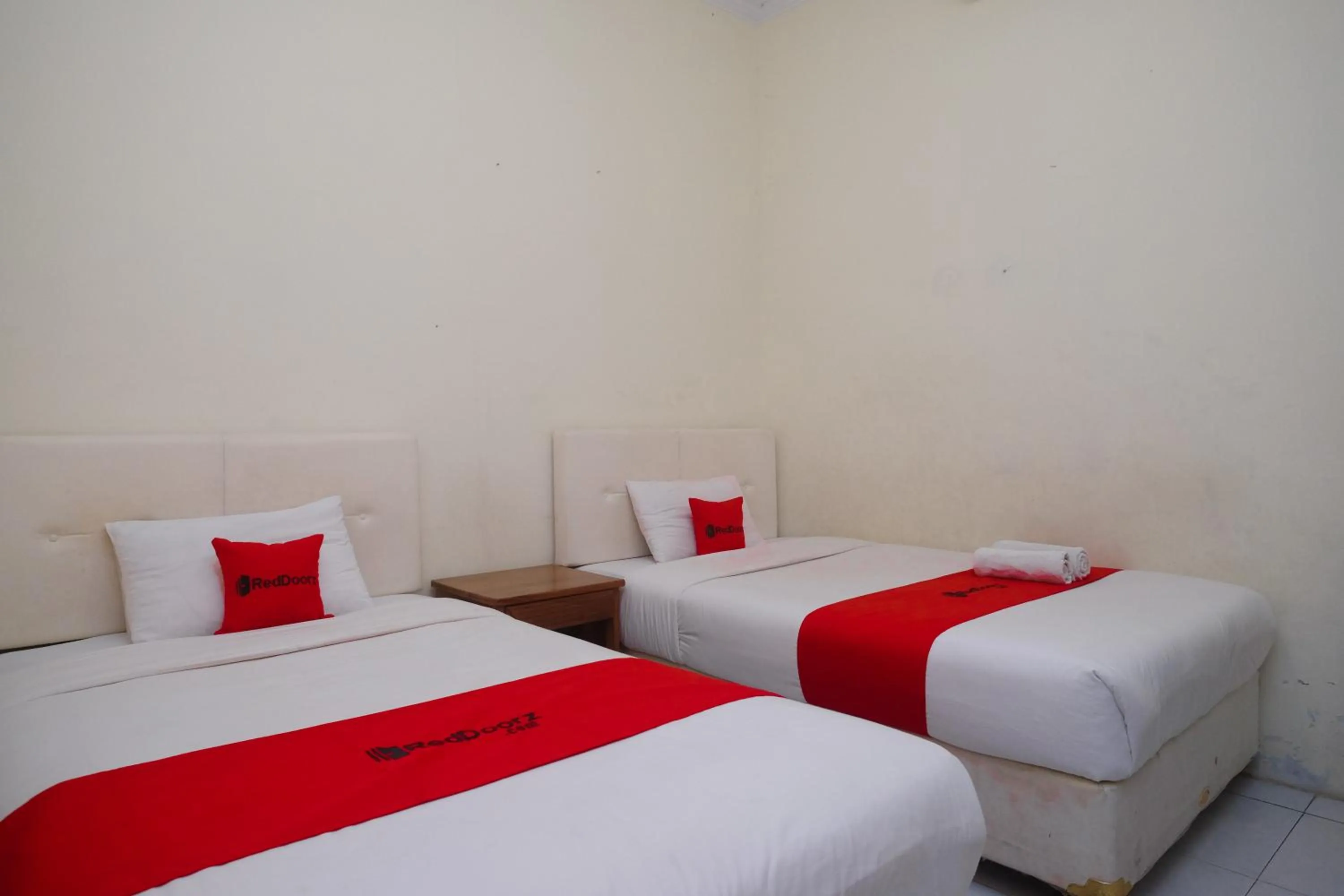 Bedroom, Bed in RedDoorz Syariah at Griya Hanum Condoongcatur