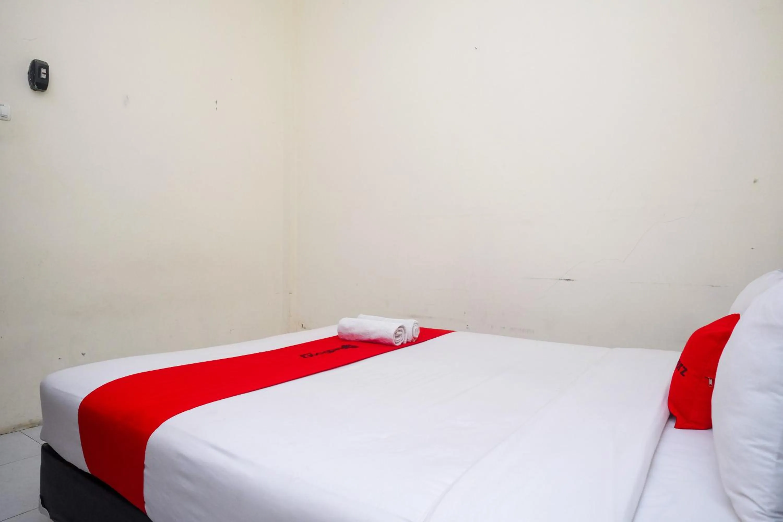 Bedroom, Bed in RedDoorz Syariah at Griya Hanum Condoongcatur