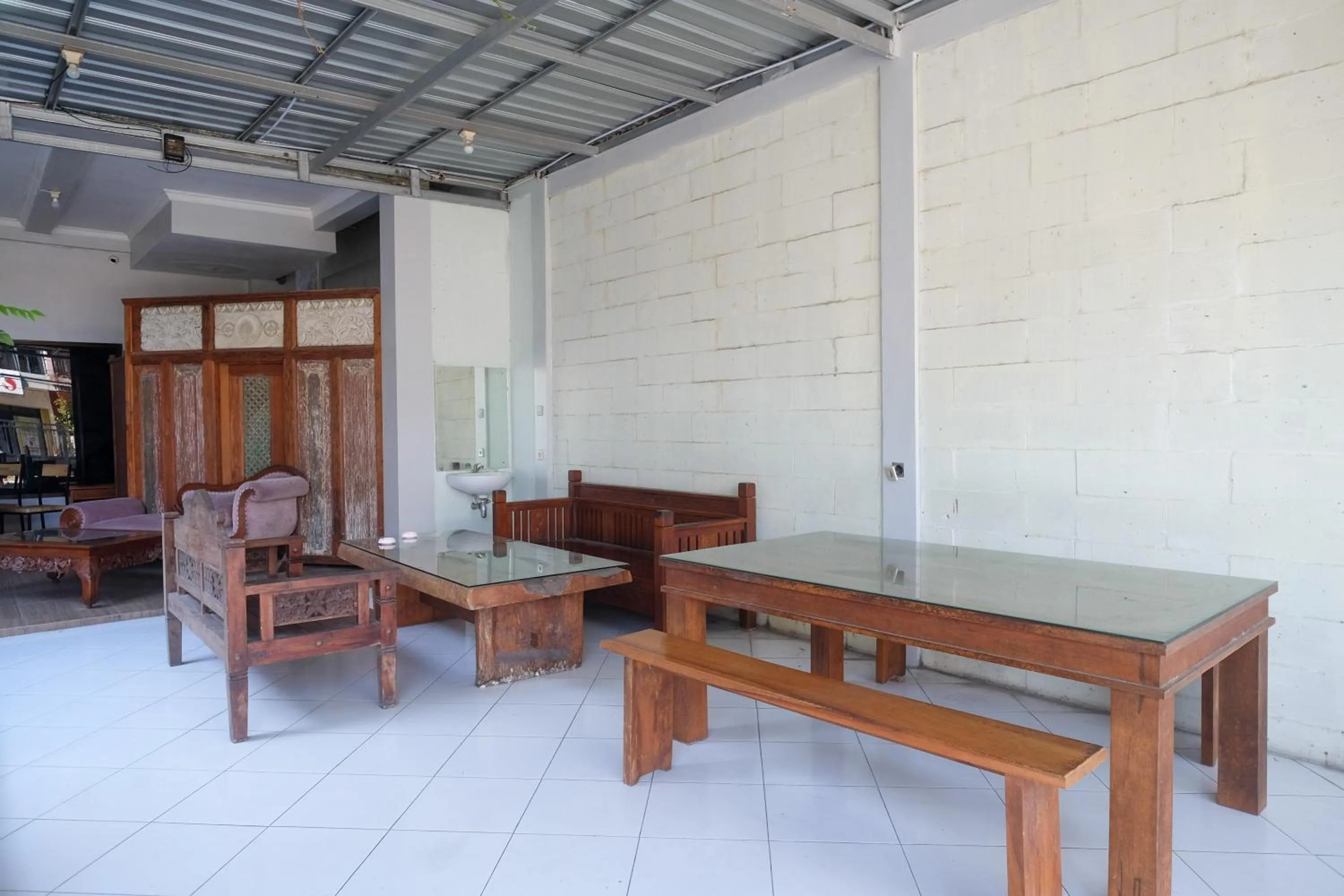 Lobby or reception in RedDoorz Syariah at Griya Hanum Condoongcatur