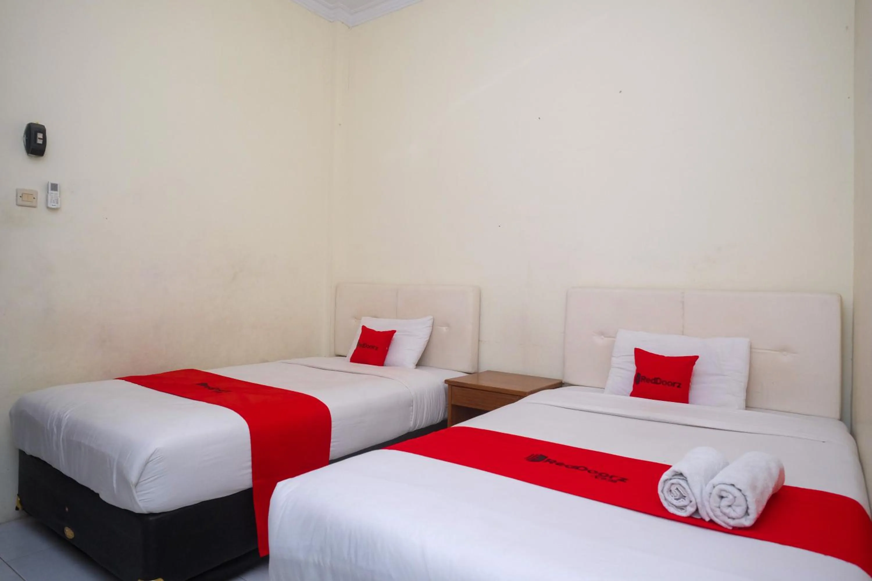 Bedroom, Bed in RedDoorz Syariah at Griya Hanum Condoongcatur