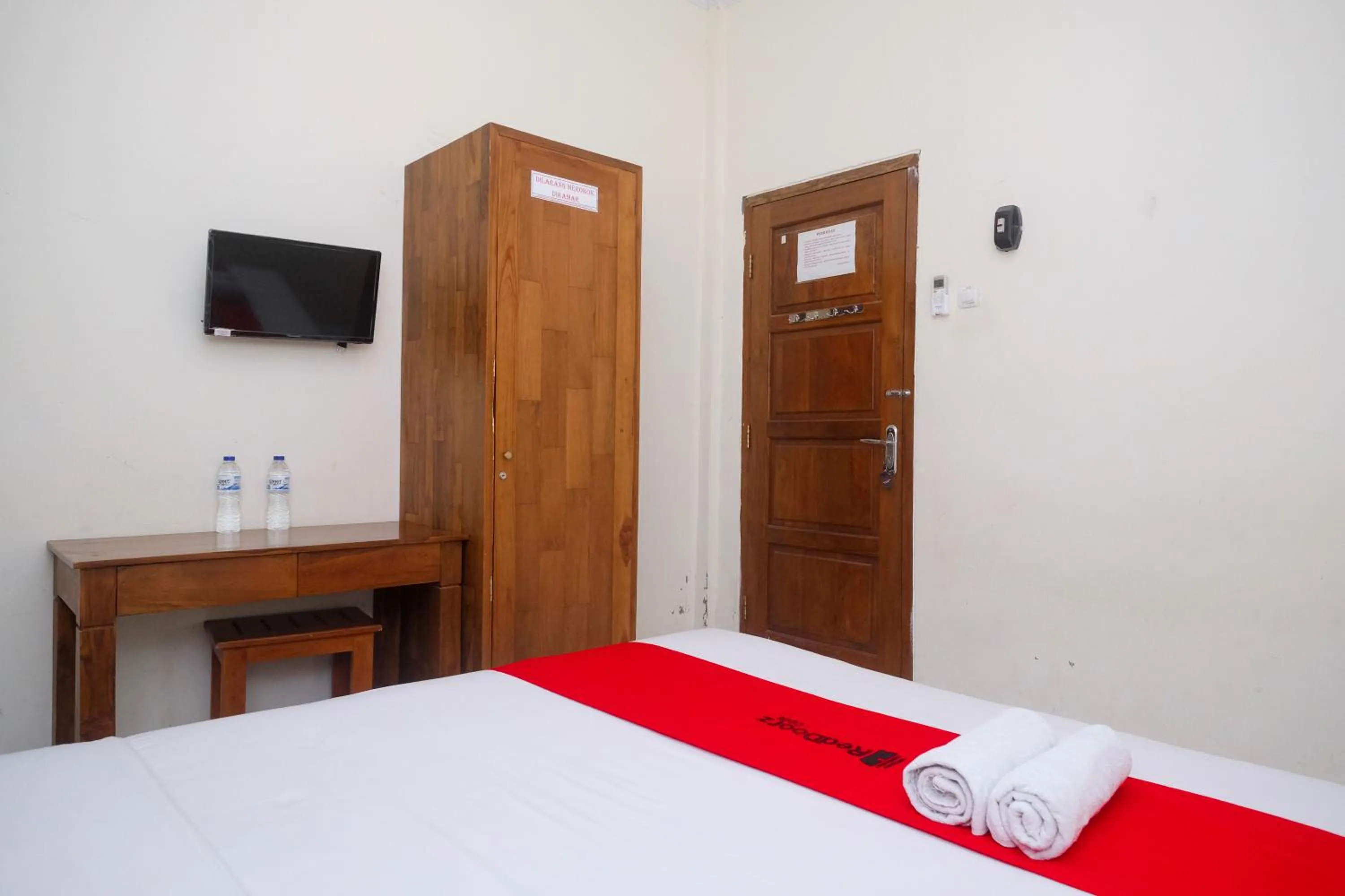 Bedroom, Bed in RedDoorz Syariah at Griya Hanum Condoongcatur
