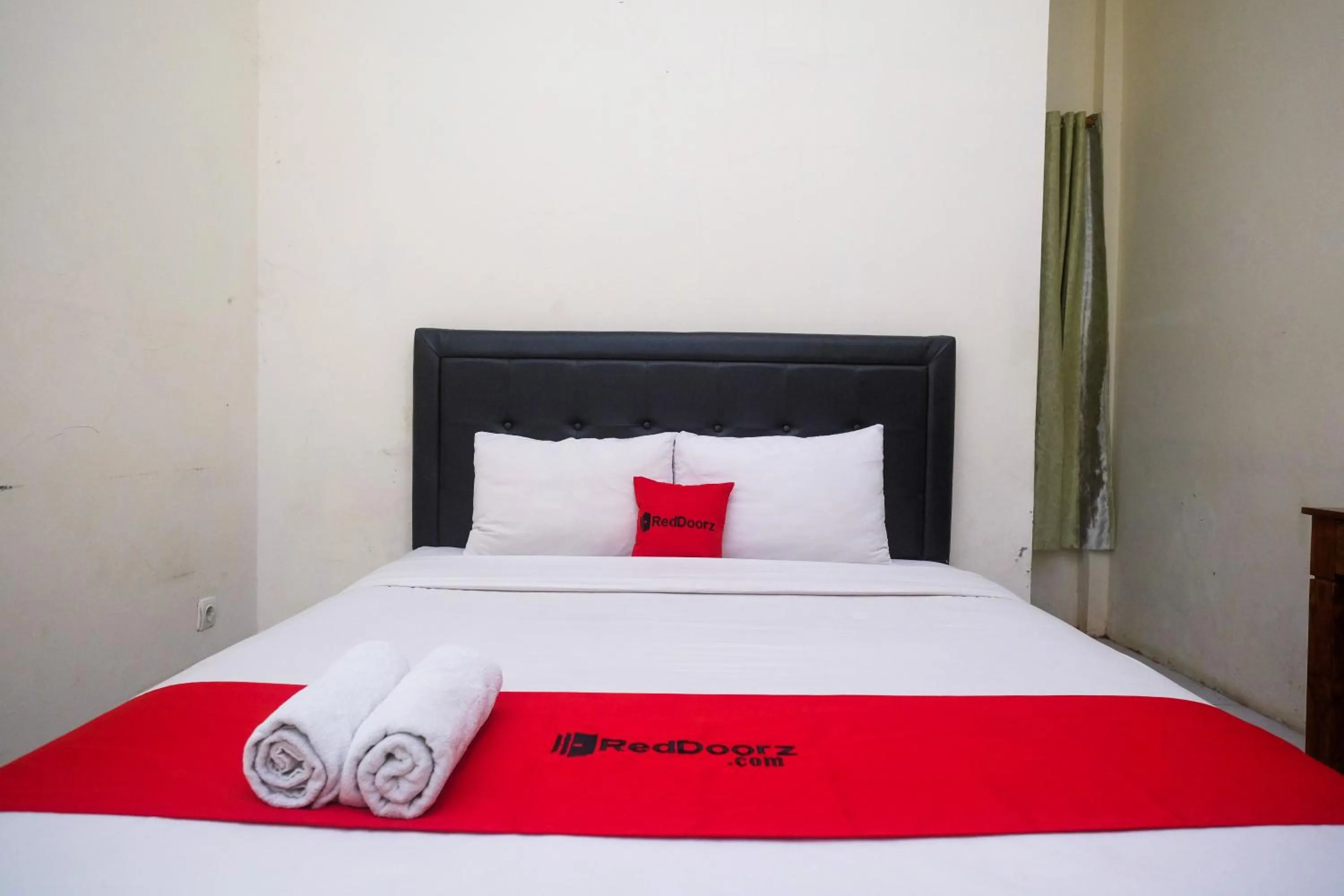Bedroom, Bed in RedDoorz Syariah at Griya Hanum Condoongcatur