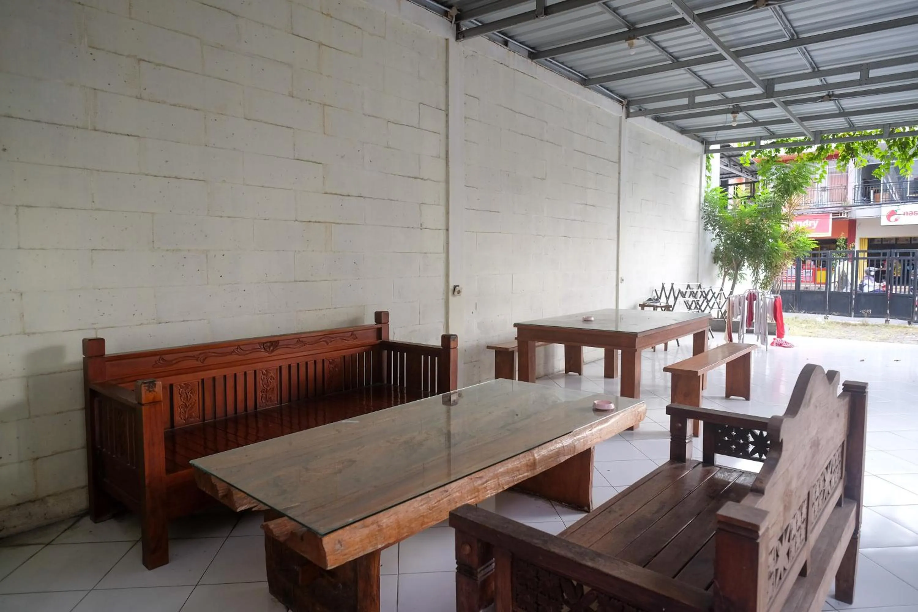 Lobby or reception in RedDoorz Syariah at Griya Hanum Condoongcatur