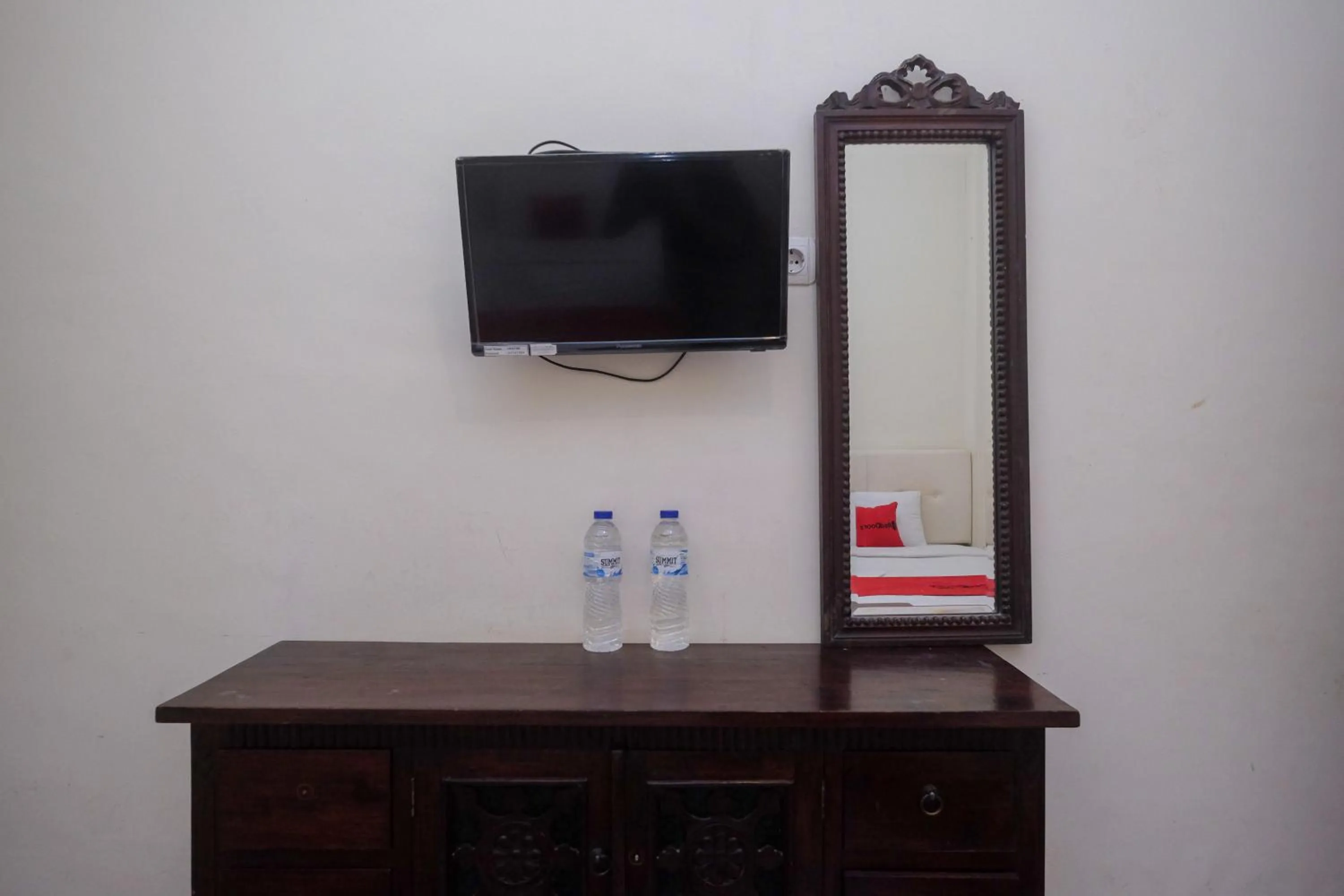 TV and multimedia in RedDoorz Syariah at Griya Hanum Condoongcatur