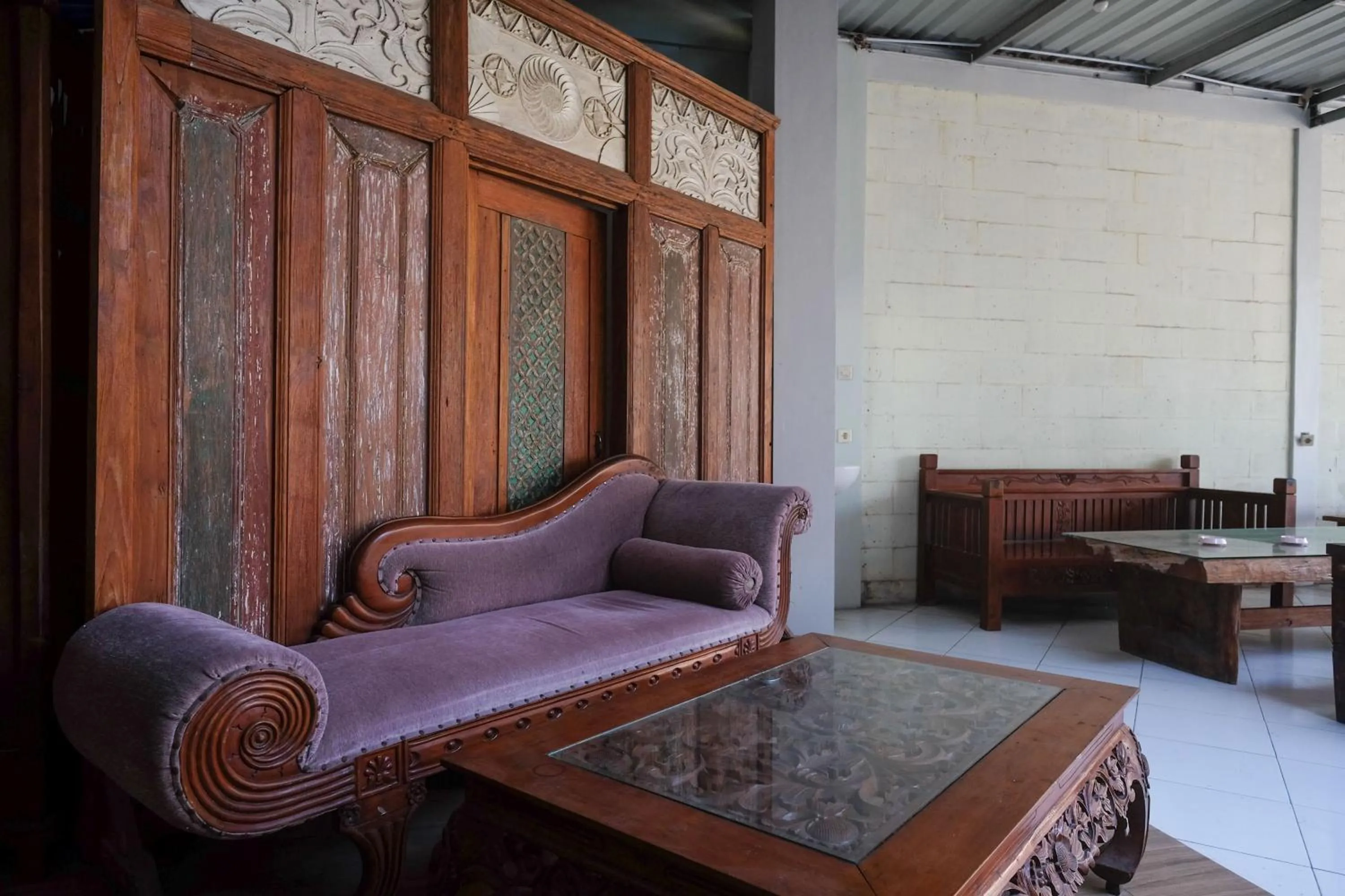 Lobby or reception in RedDoorz Syariah at Griya Hanum Condoongcatur