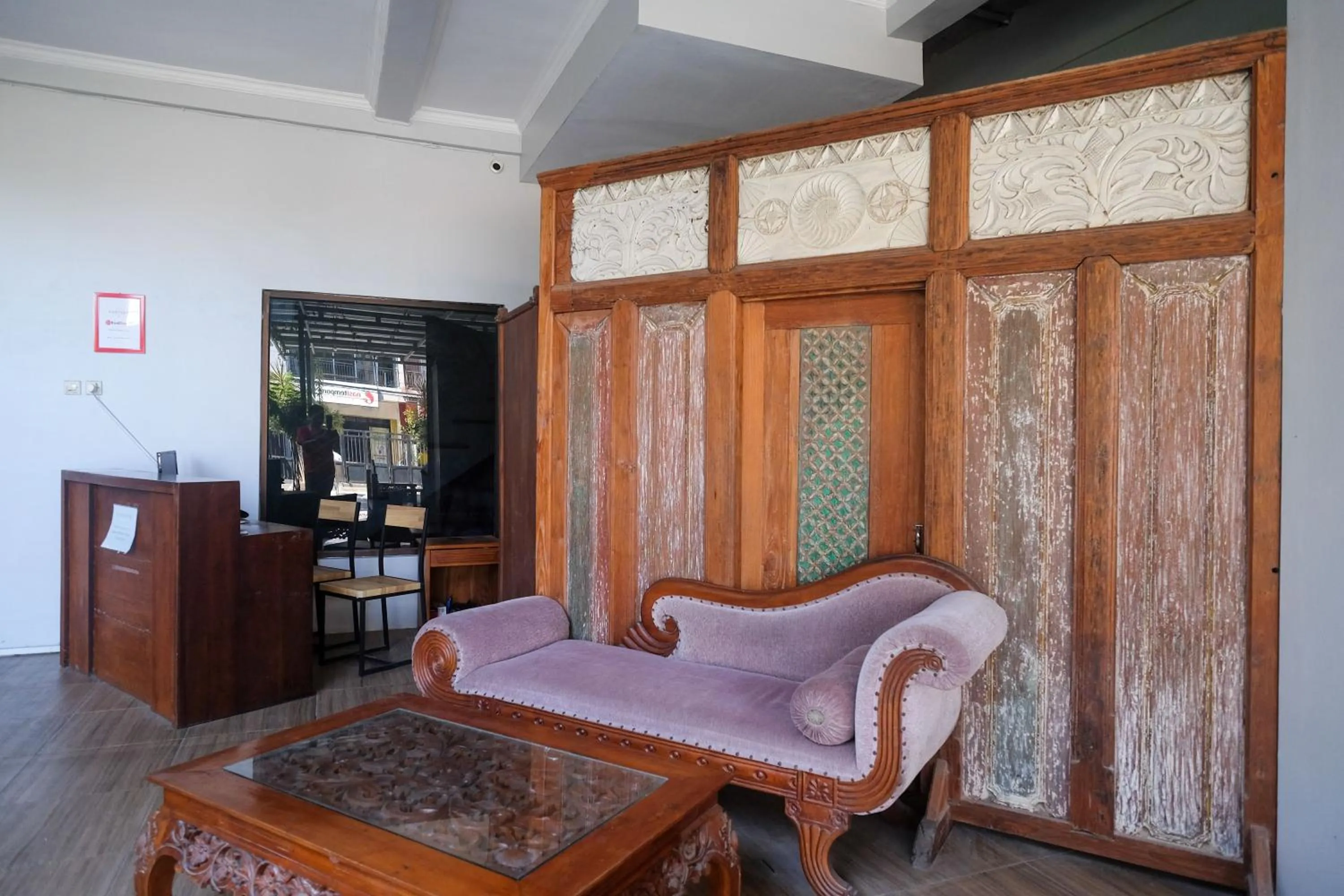 Lobby or reception in RedDoorz Syariah at Griya Hanum Condoongcatur