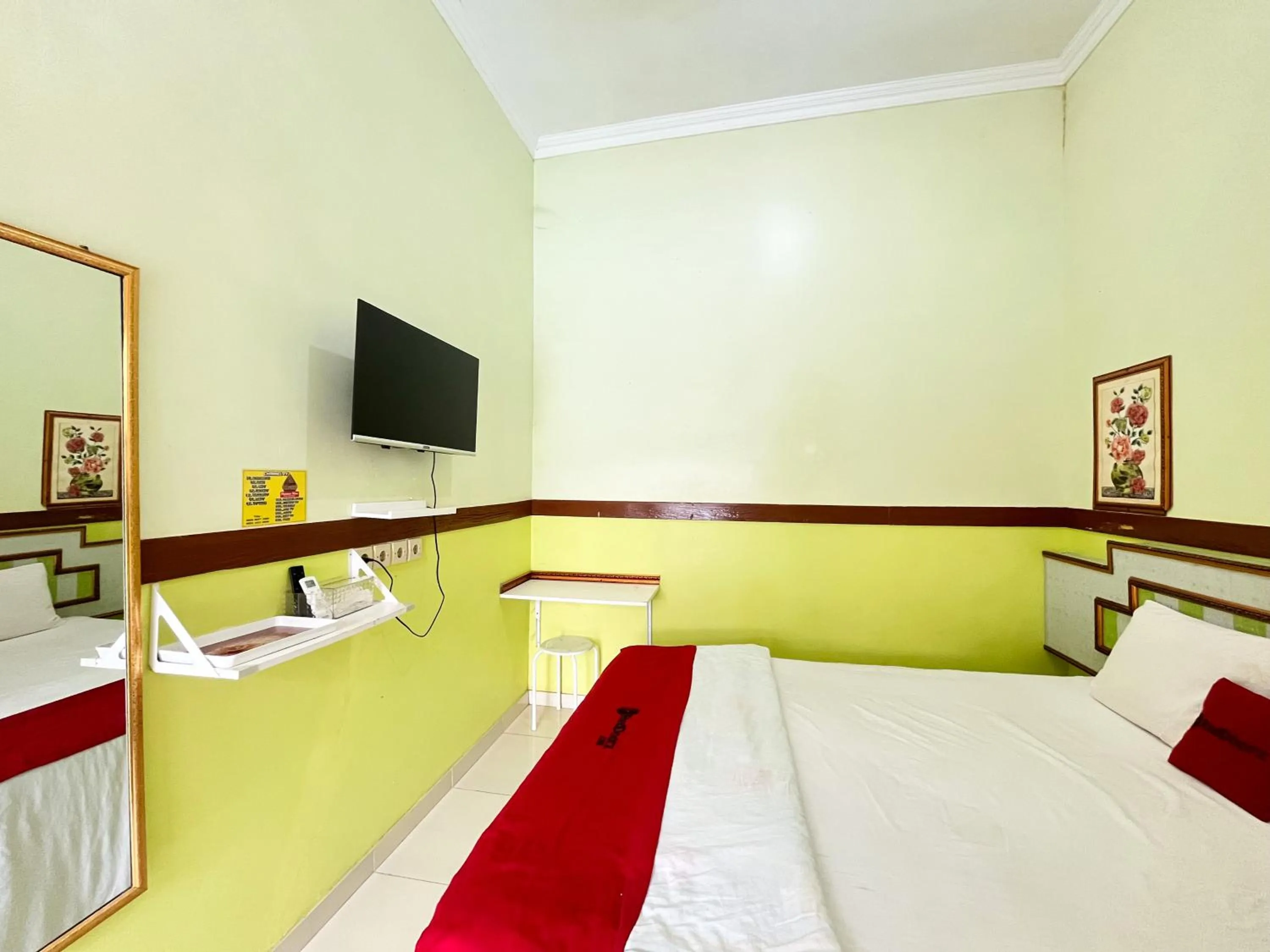 TV and multimedia, Bed in RedDoorz at Damar Mas Resort Kediri