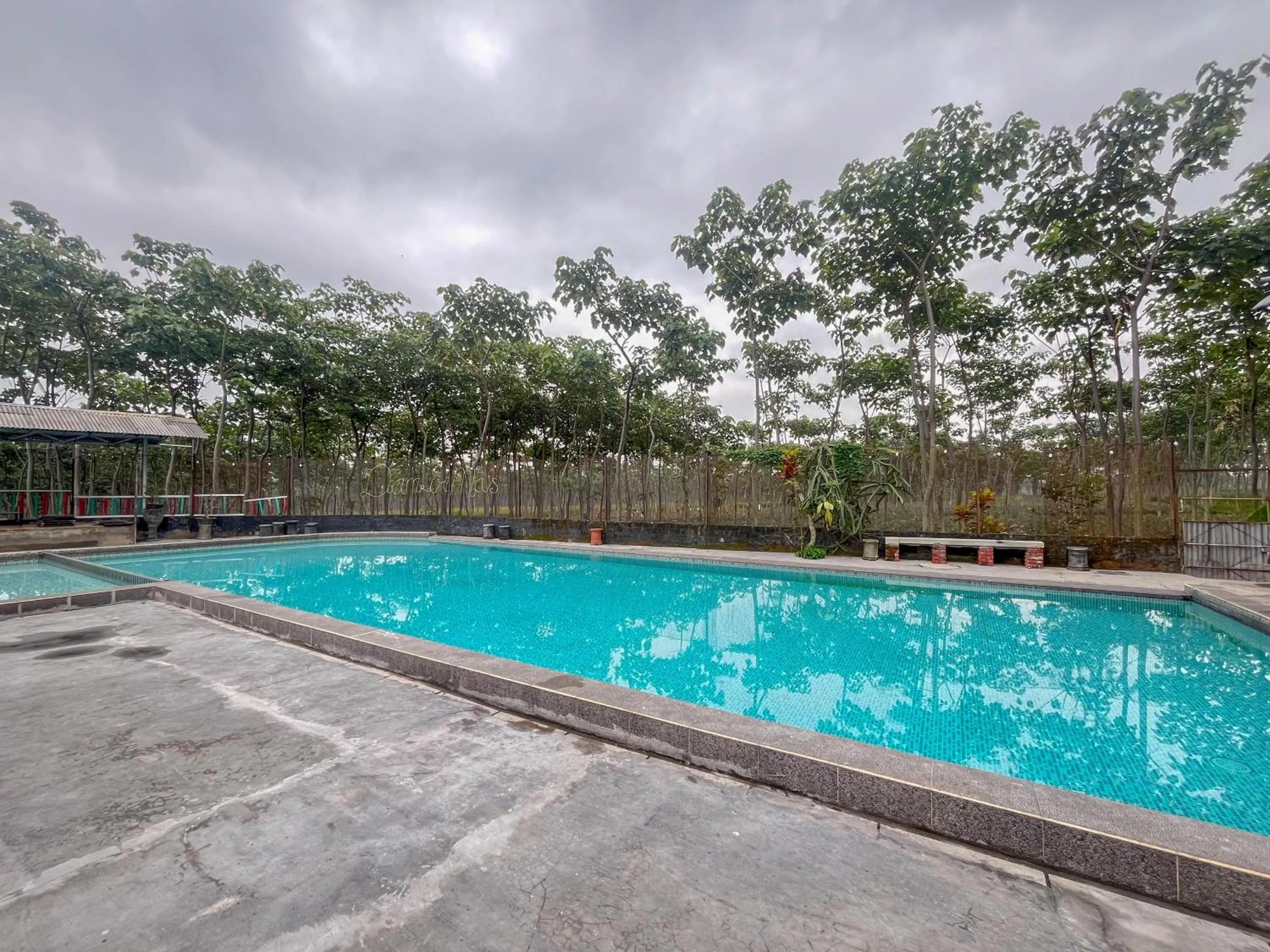 Swimming Pool in RedDoorz at Damar Mas Resort Kediri