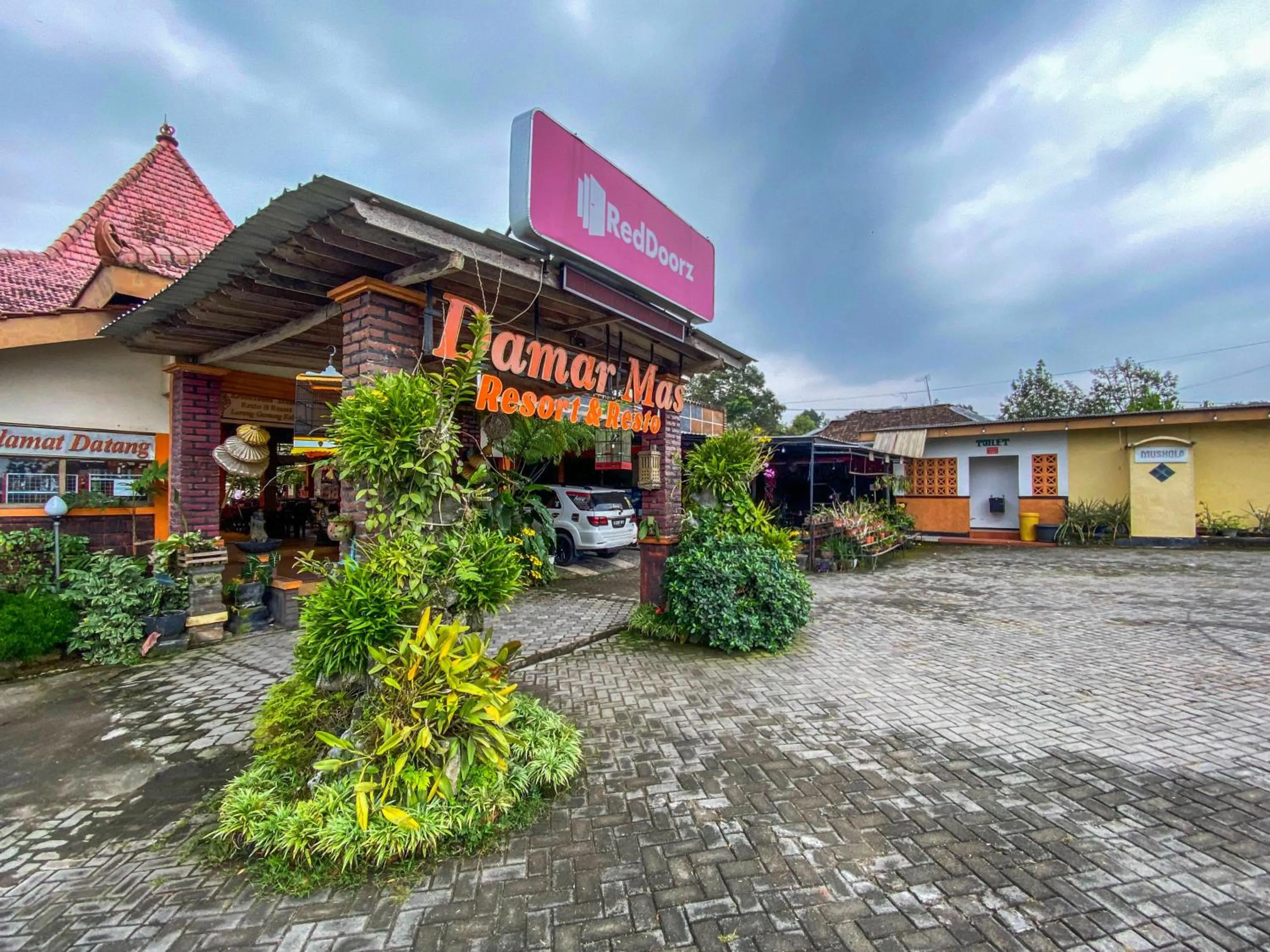 Property logo or sign, Property Building in RedDoorz at Damar Mas Resort Kediri