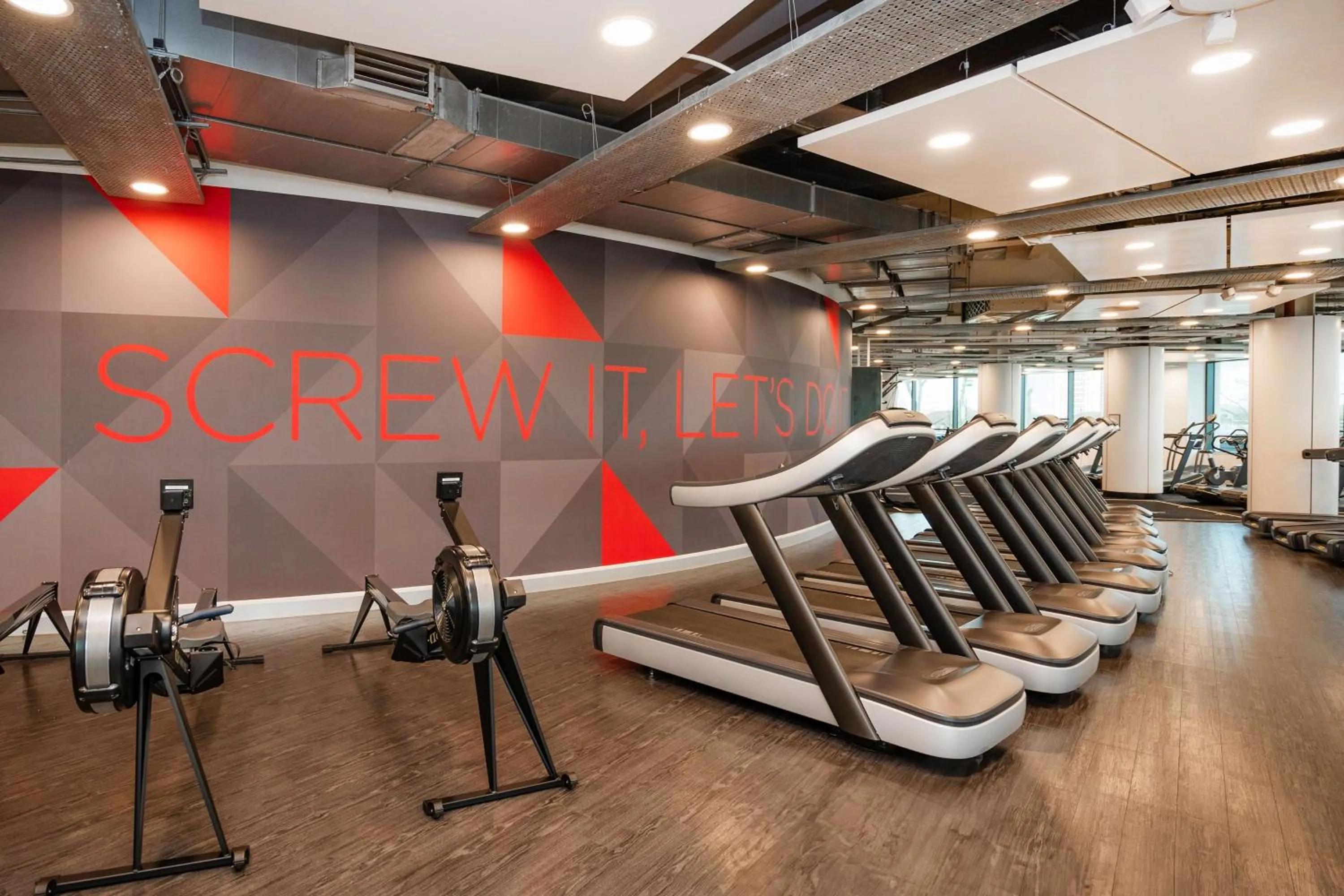 Fitness centre/facilities in Radisson RED London Twickenham