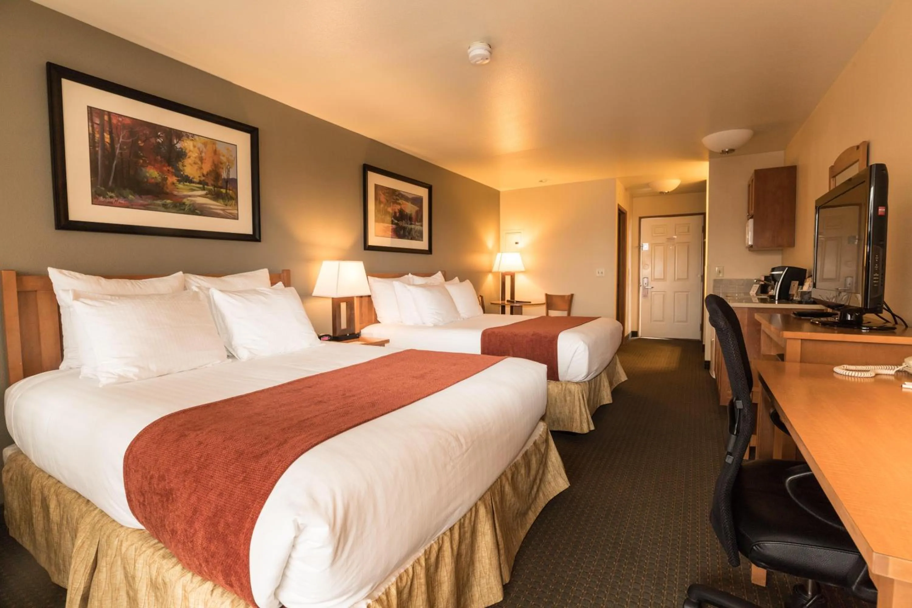 Standard Queen Room in Lakeside Lodge and Suites