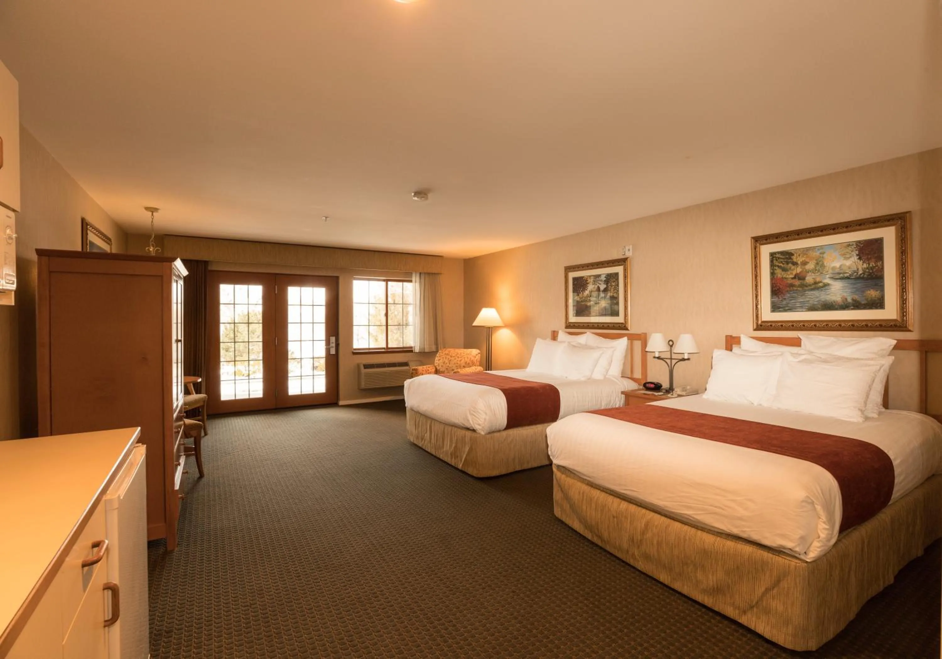 Deluxe Queen Room with Garden View in Lakeside Lodge and Suites