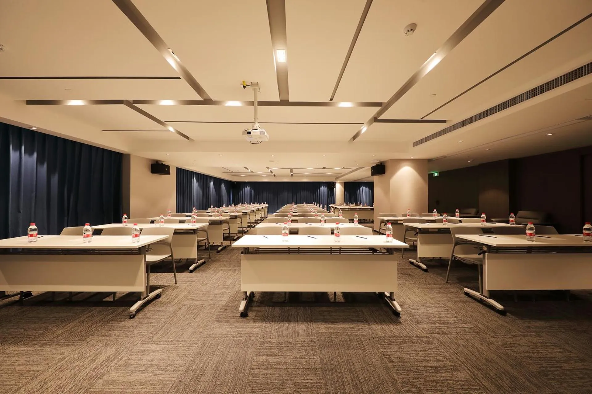 Meeting/conference room in Hampton By Hilton Hangzhou Future Sign Technology City