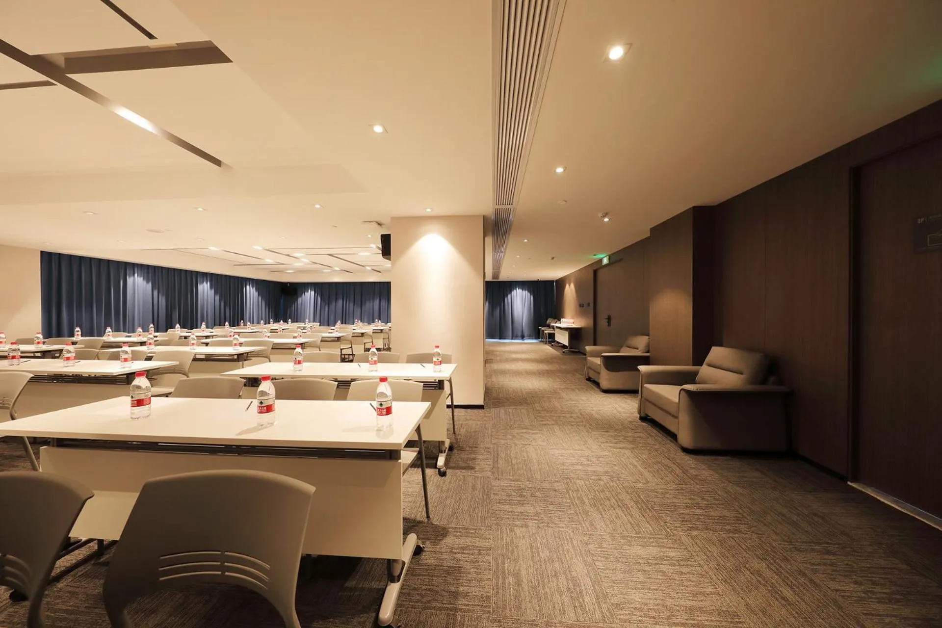 Meeting/conference room in Hampton By Hilton Hangzhou Future Sign Technology City