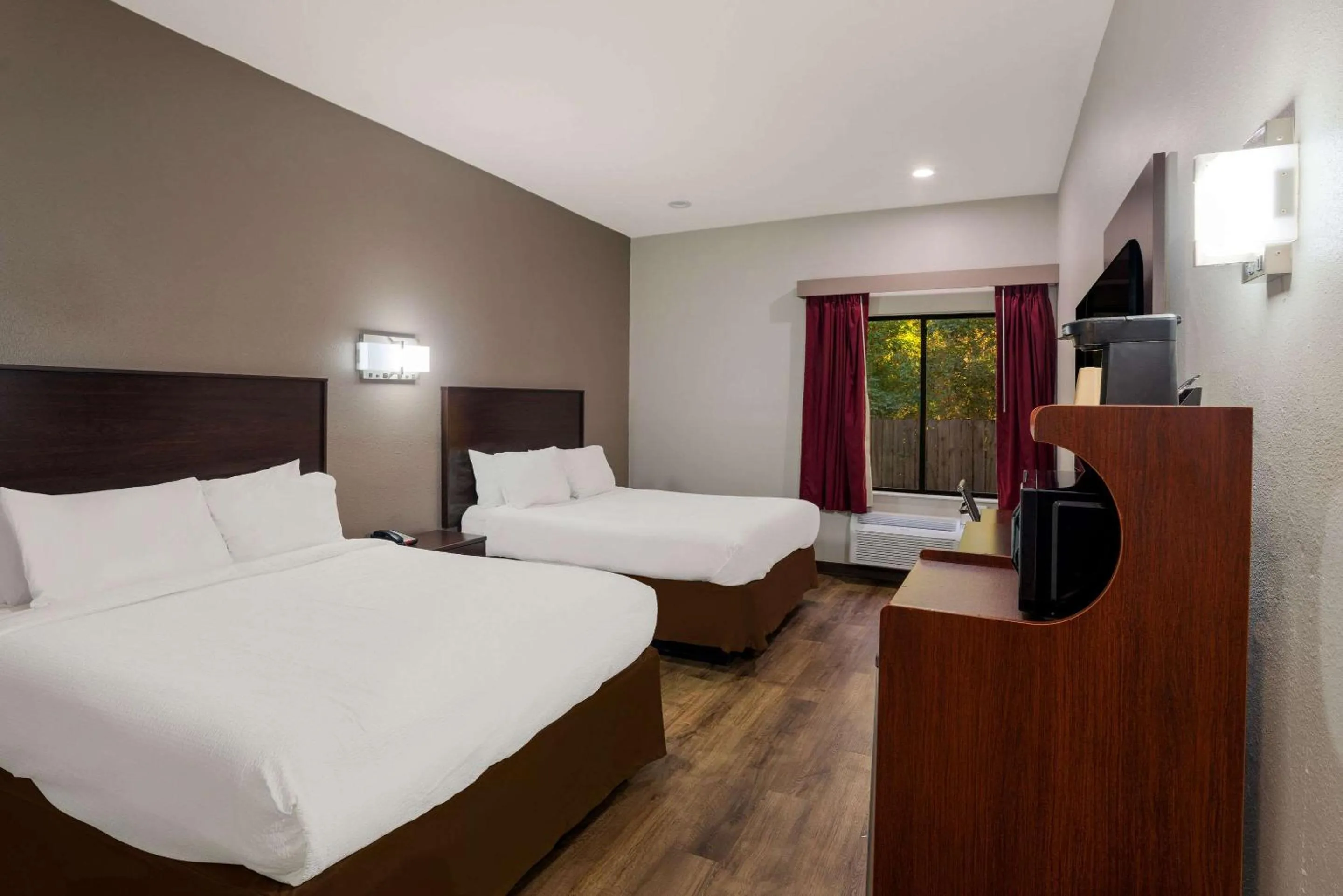 Bedroom, Bed in Rodeway Inn