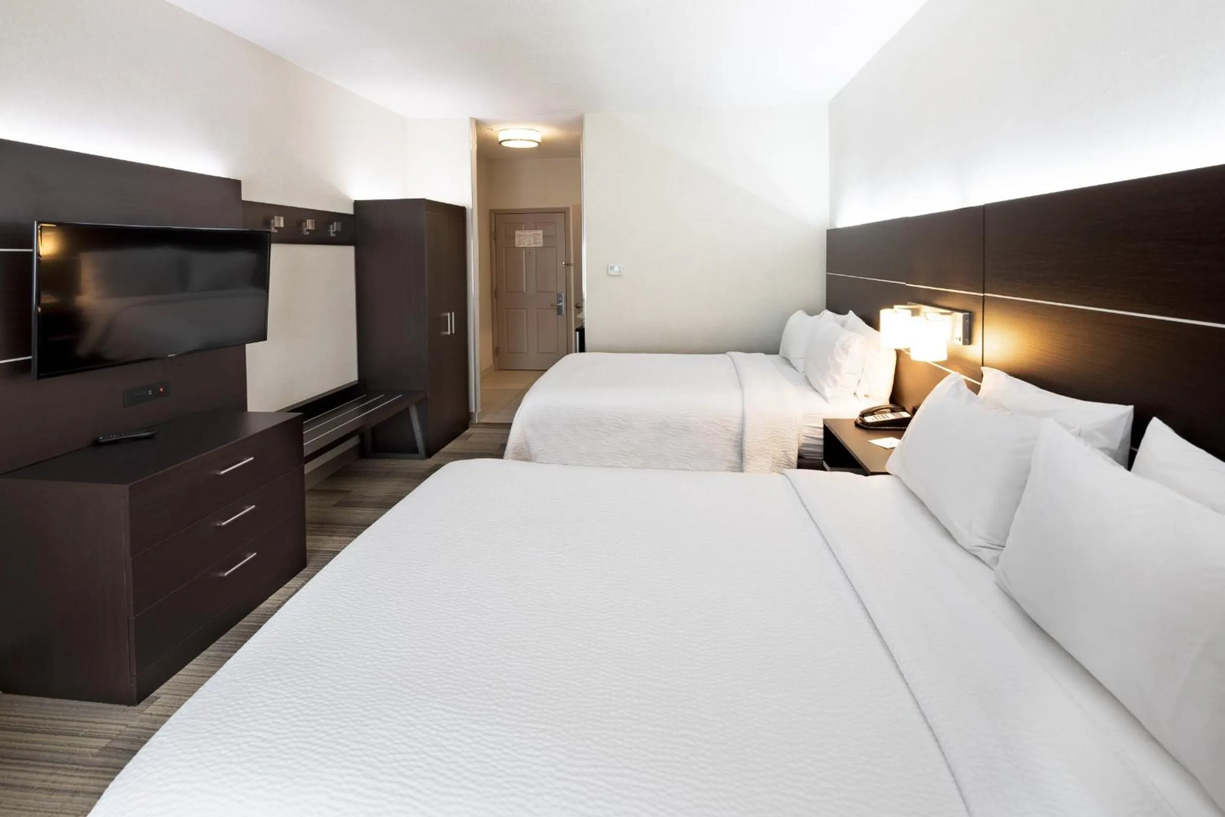 Bed in Holiday Inn Express & Suites Chicago West - St Charles by IHG