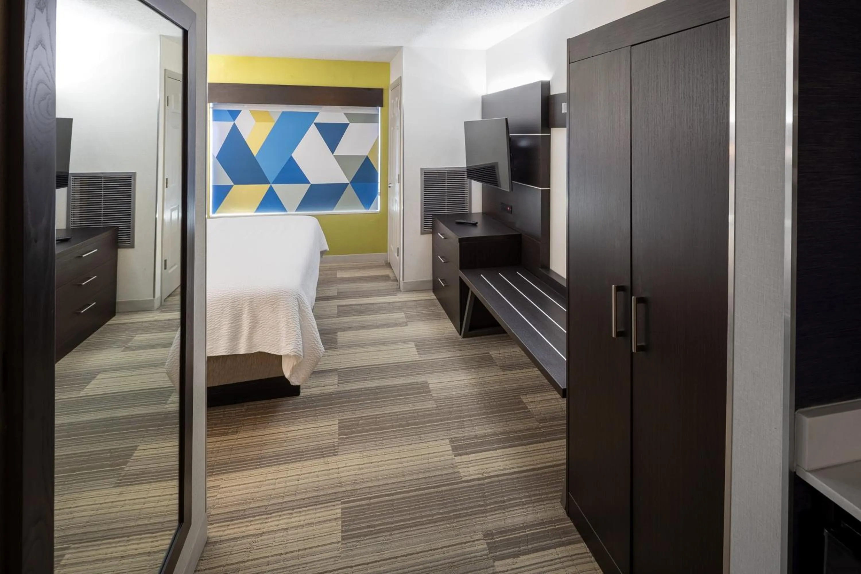 Photo of the whole room, Bed in Holiday Inn Express & Suites Chicago West - St Charles by IHG