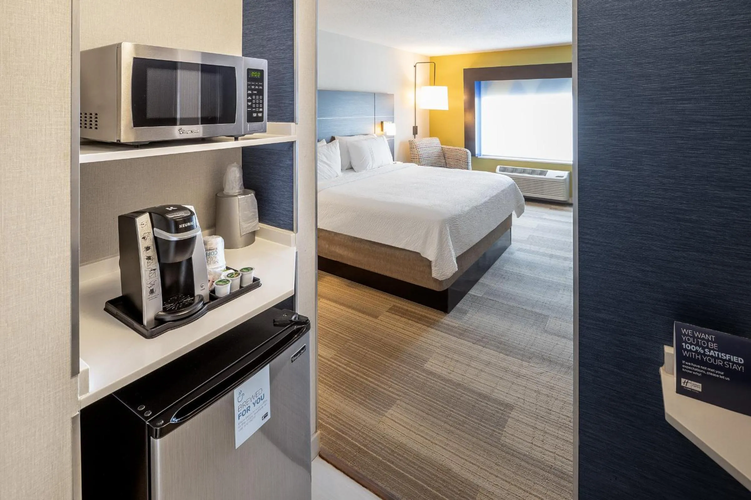 Photo of the whole room, Bed in Holiday Inn Express & Suites Chicago West - St Charles by IHG