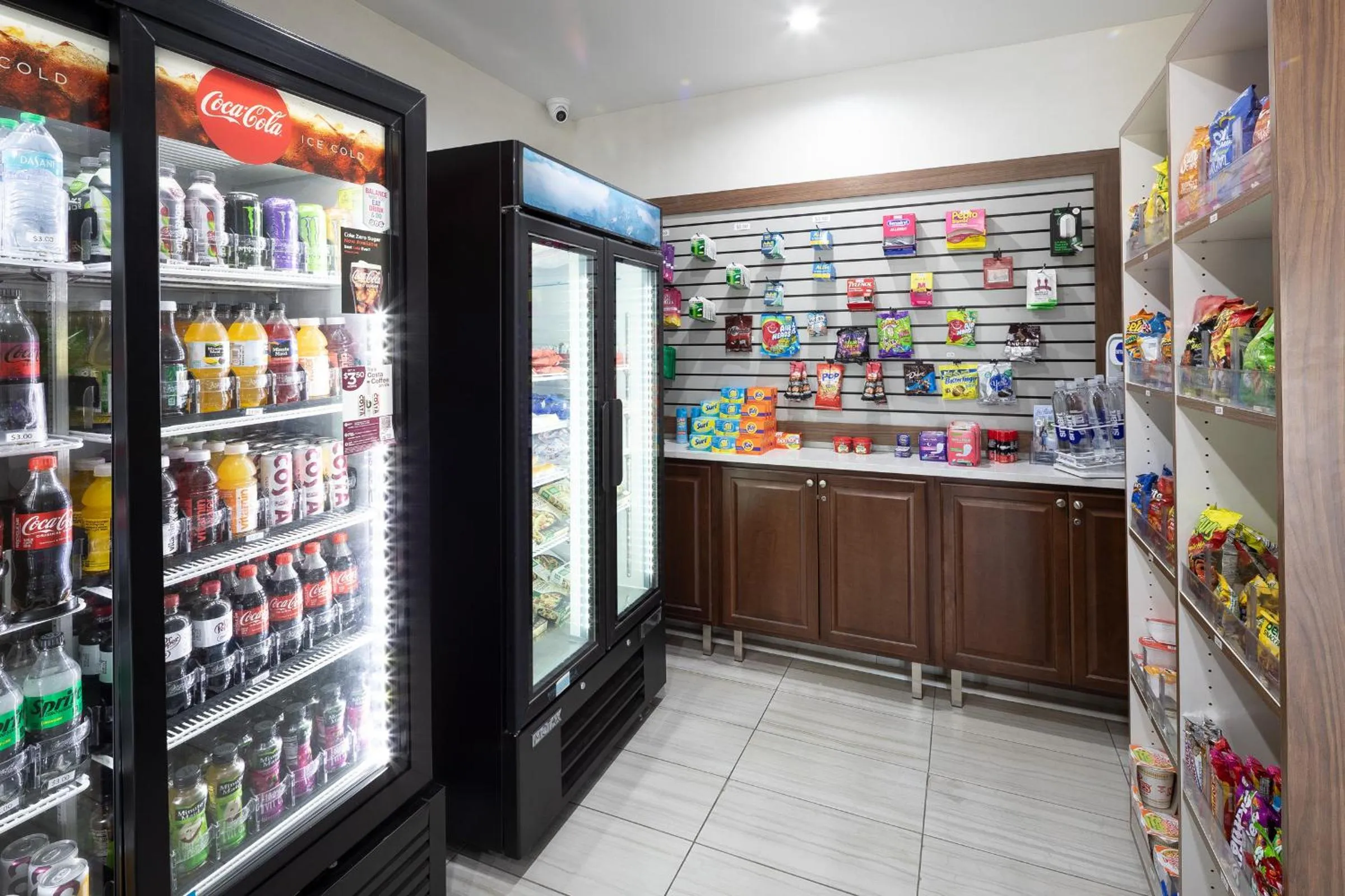 Supermarket/grocery shop in Holiday Inn Express & Suites Chicago West - St Charles by IHG
