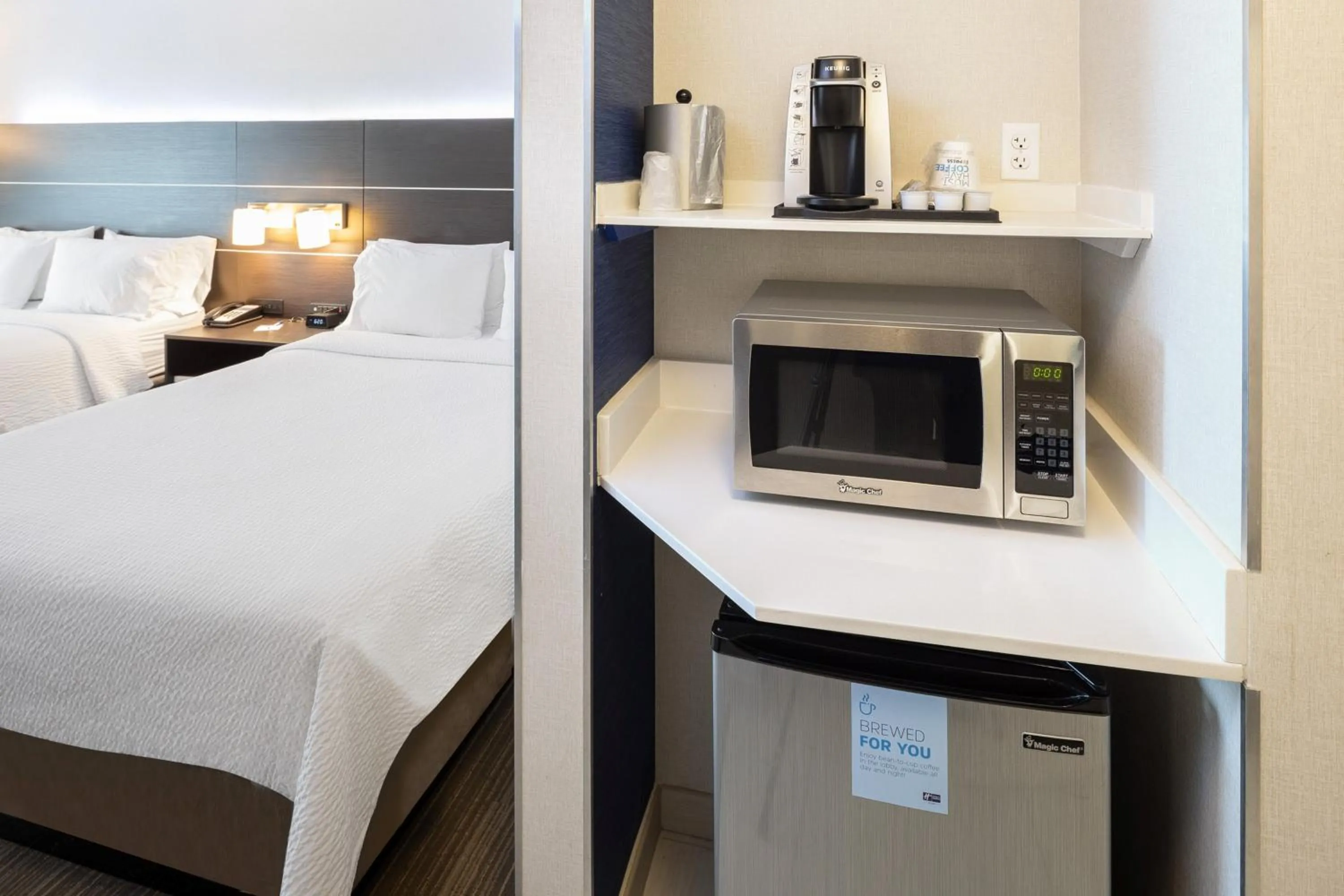 Photo of the whole room, Bed in Holiday Inn Express & Suites Chicago West - St Charles by IHG