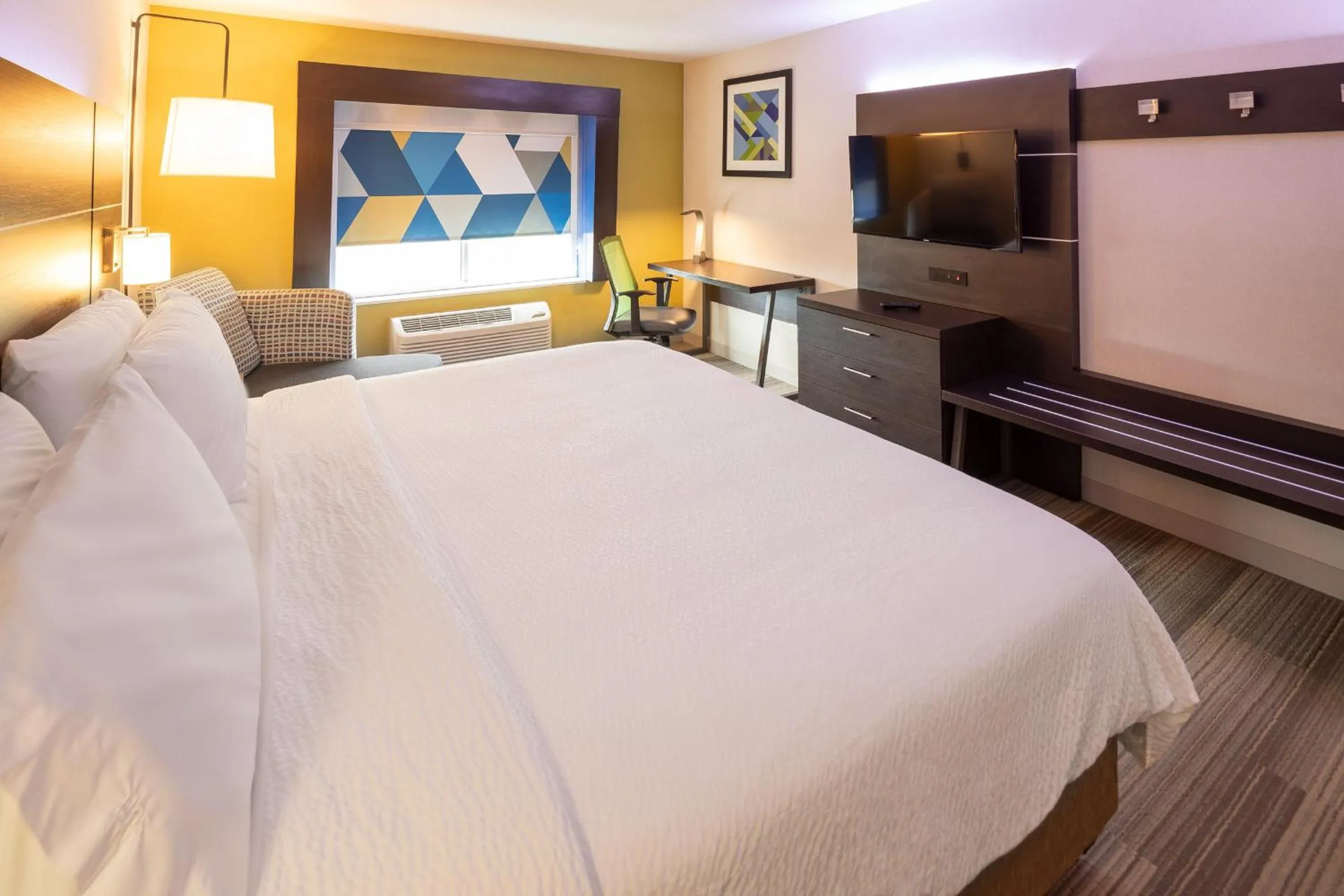 TV and multimedia, Bed in Holiday Inn Express & Suites Chicago West - St Charles by IHG