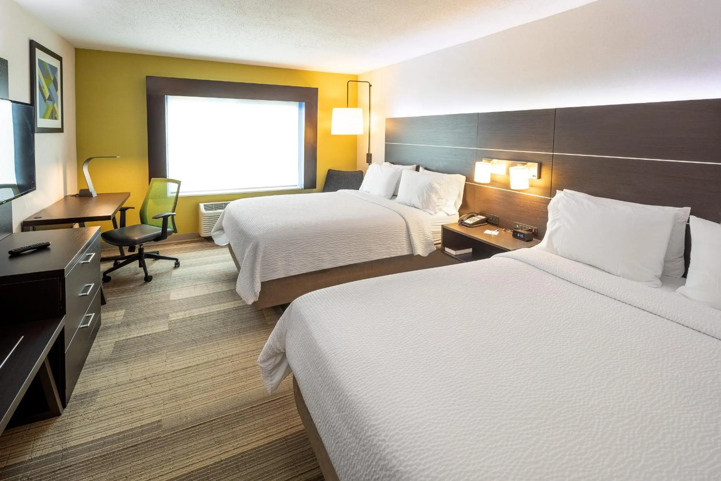 Photo of the whole room, Bed in Holiday Inn Express & Suites Chicago West - St Charles by IHG