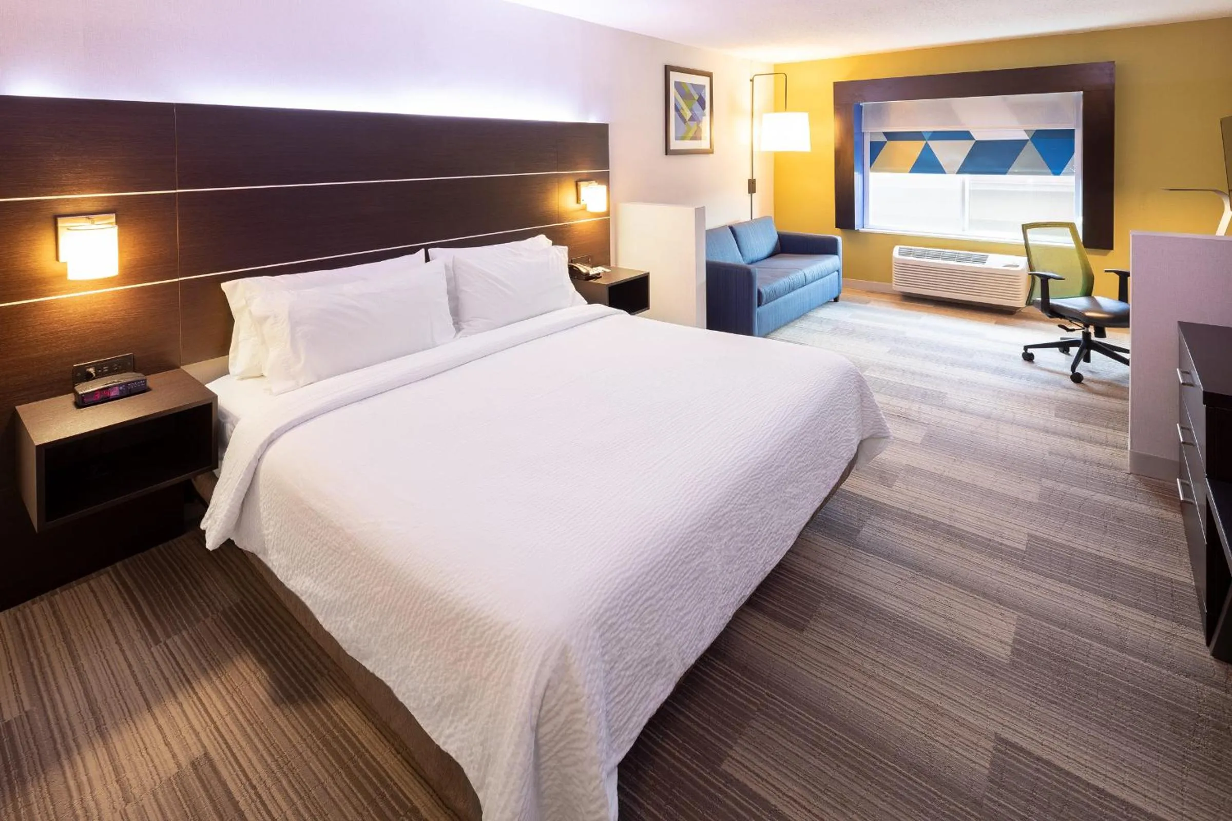 Bed in Holiday Inn Express & Suites Chicago West - St Charles by IHG