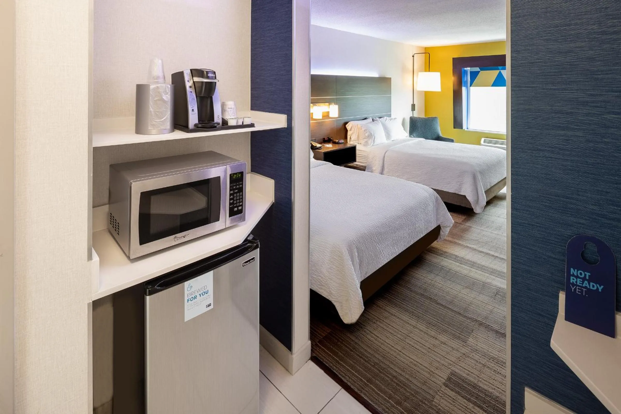 Photo of the whole room, Bed in Holiday Inn Express & Suites Chicago West - St Charles by IHG