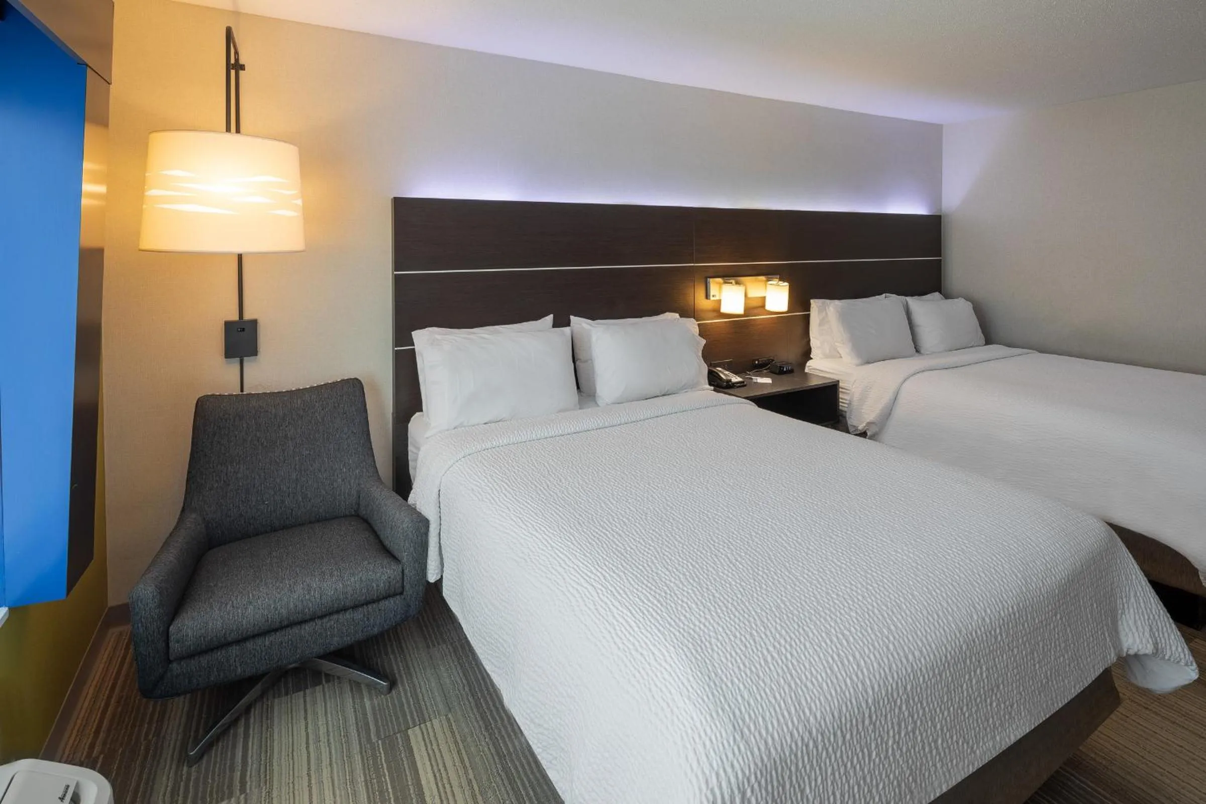 Bed in Holiday Inn Express & Suites Chicago West - St Charles by IHG