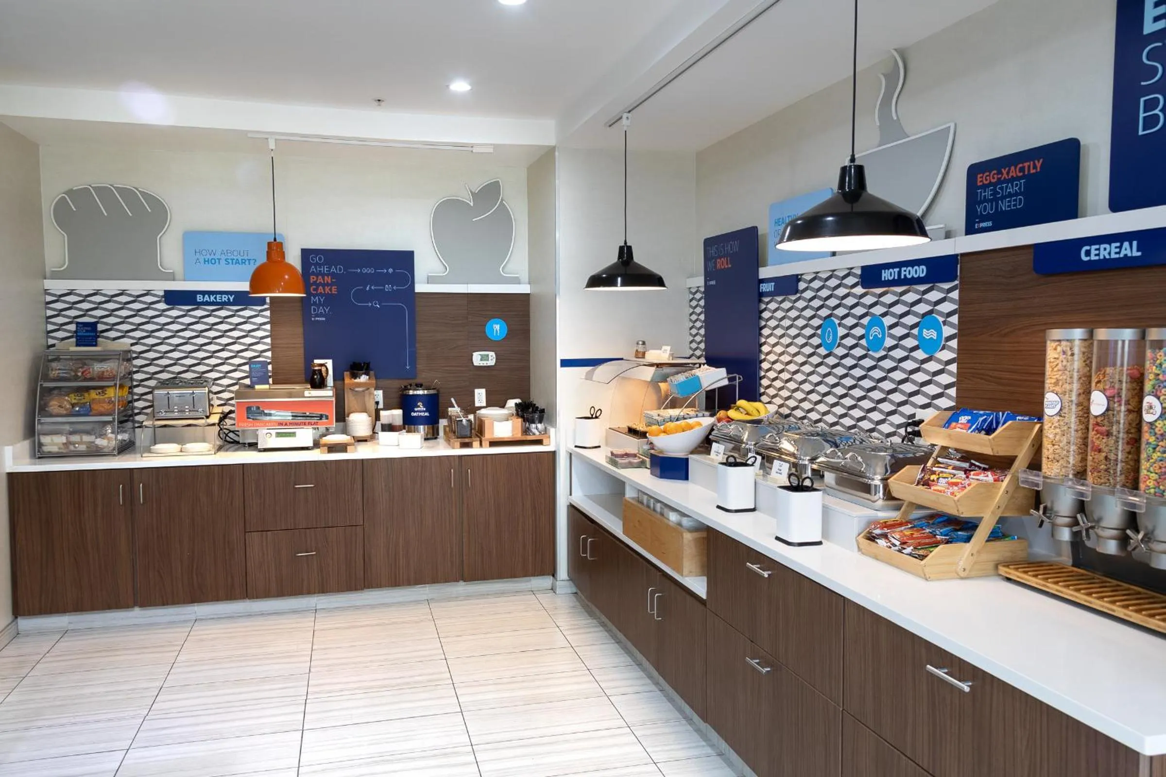 Coffee/tea facilities in Holiday Inn Express & Suites Chicago West - St Charles by IHG