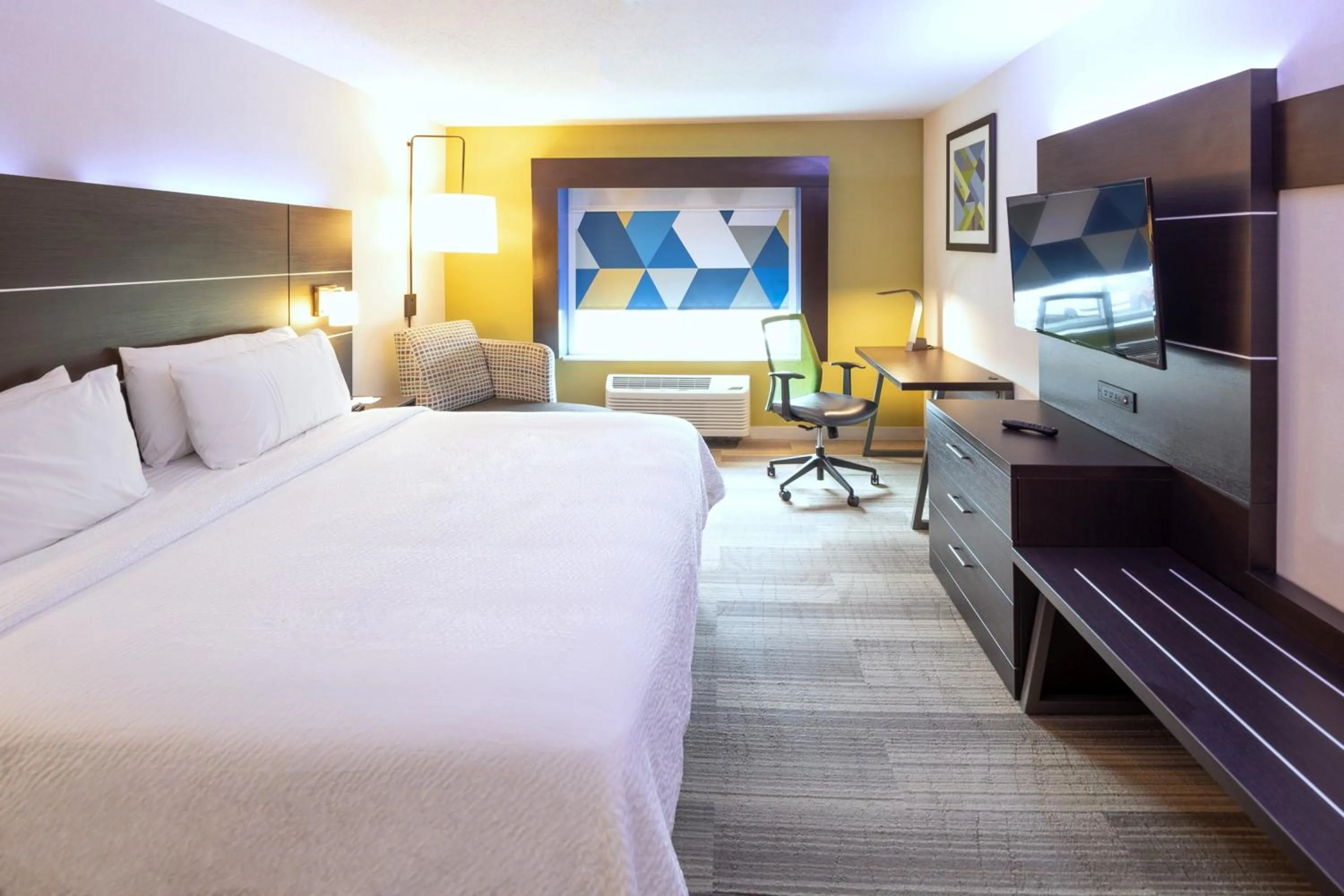 Photo of the whole room, Bed in Holiday Inn Express & Suites Chicago West - St Charles by IHG