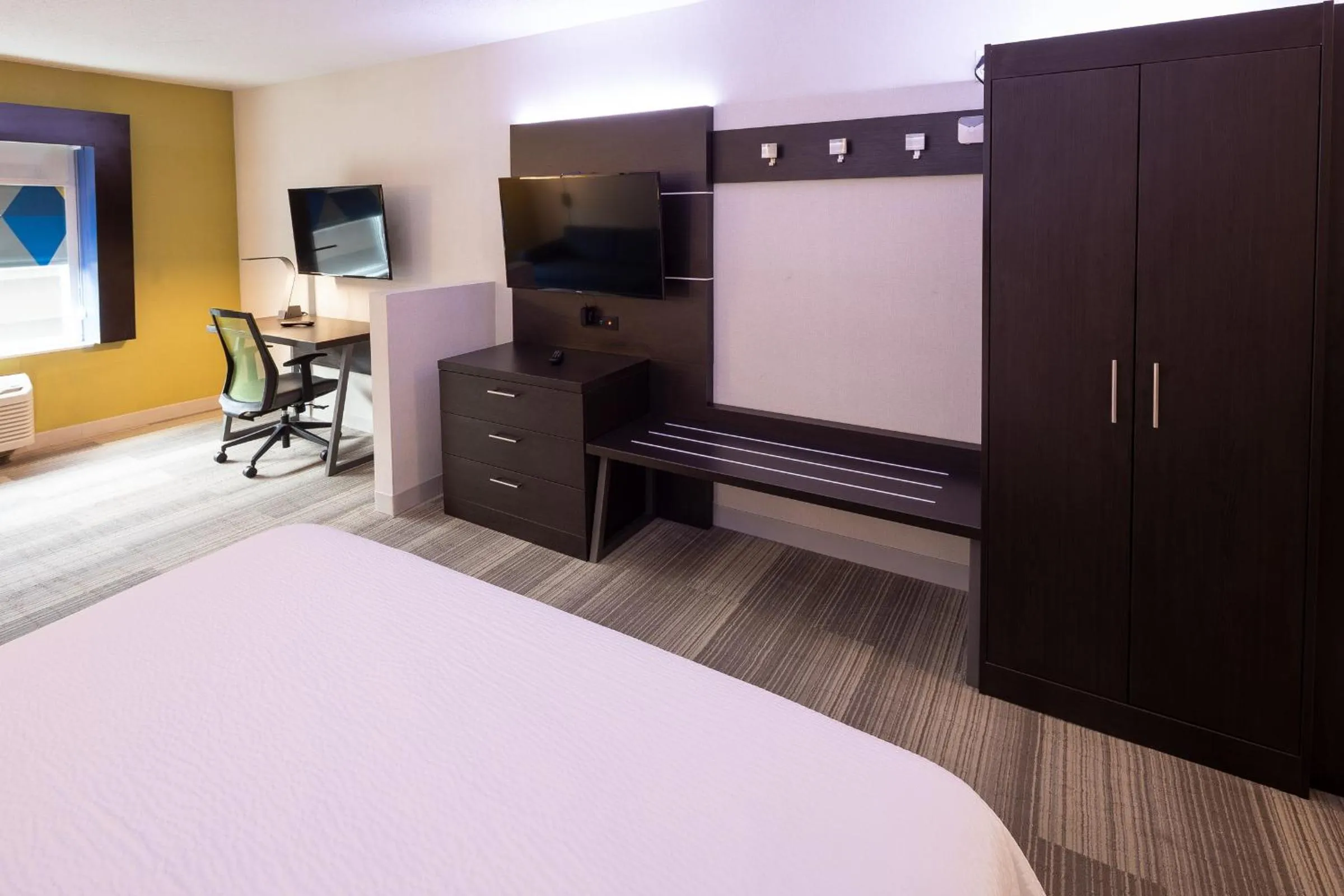Bed in Holiday Inn Express & Suites Chicago West - St Charles by IHG