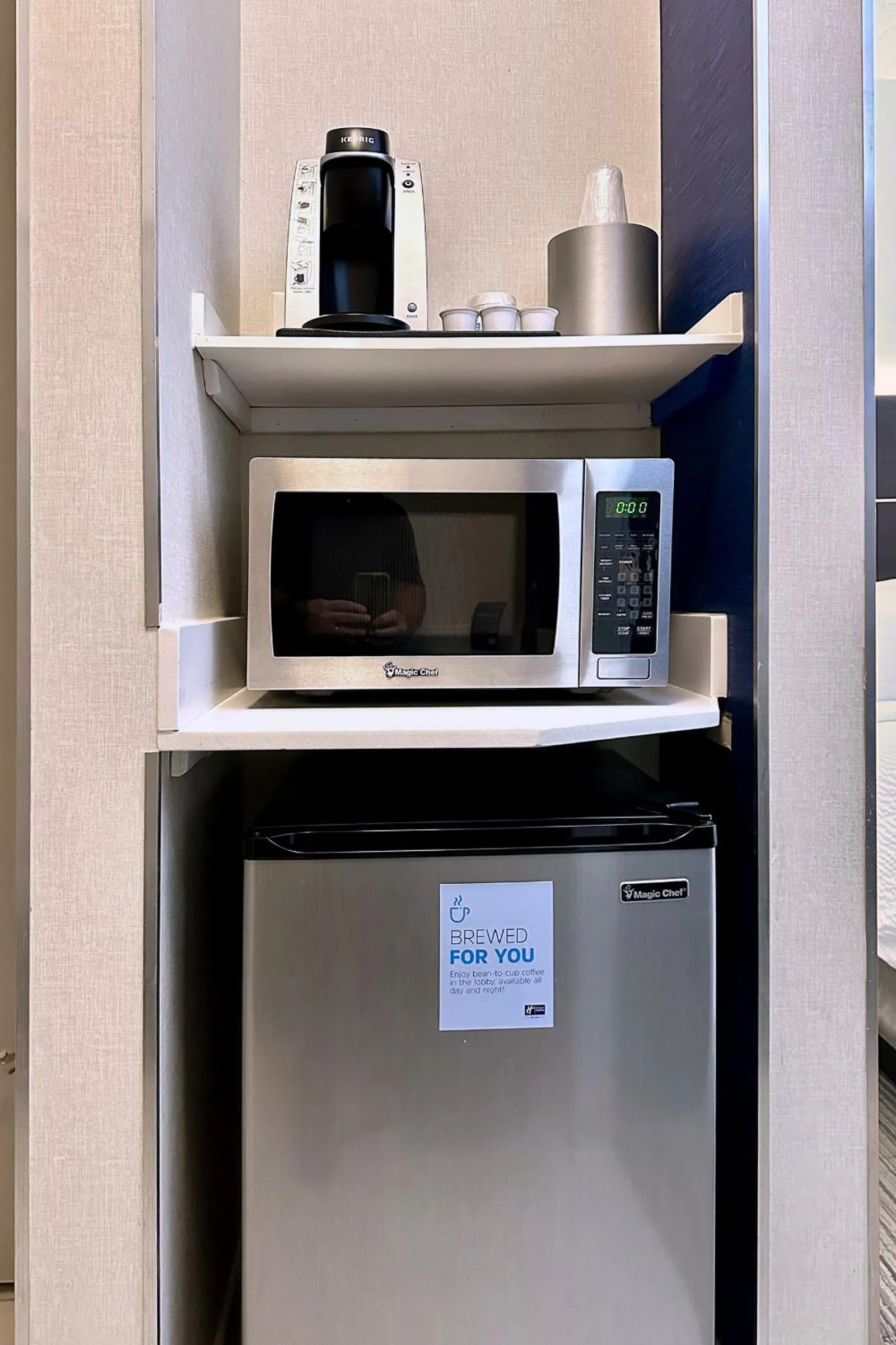 microwave in Holiday Inn Express & Suites Chicago West - St Charles by IHG