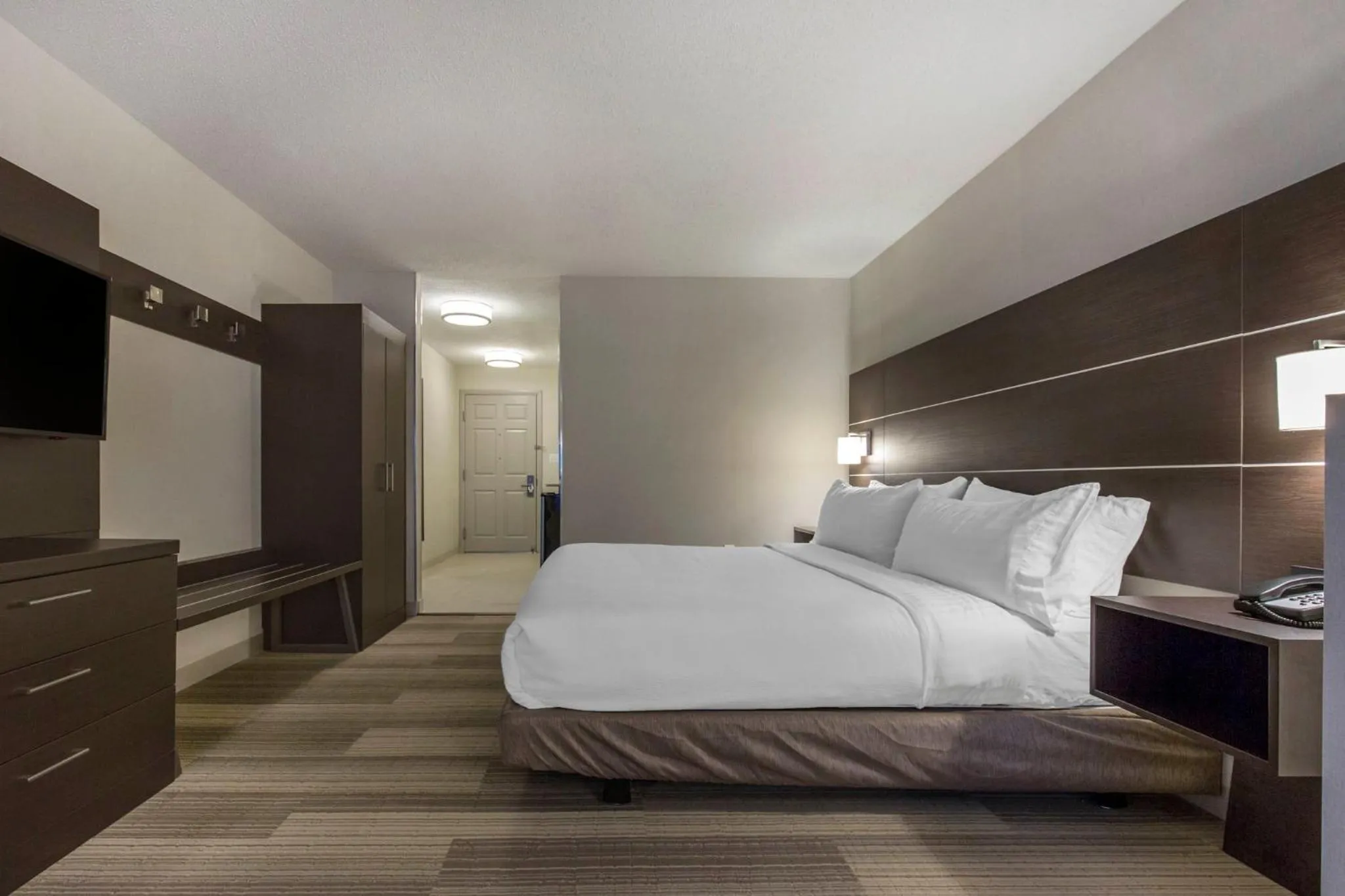 Photo of the whole room, Bed in Holiday Inn Express & Suites Chicago West - St Charles by IHG