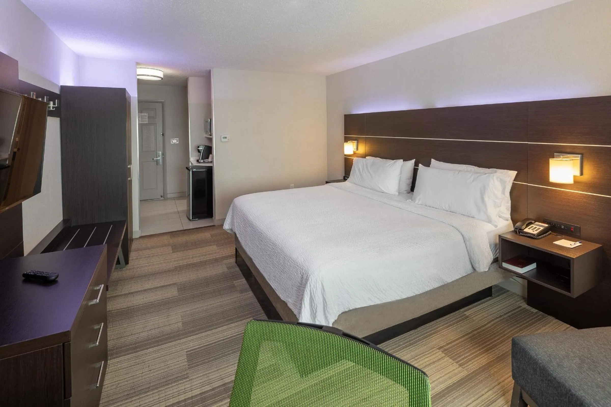 Bed in Holiday Inn Express & Suites Chicago West - St Charles by IHG