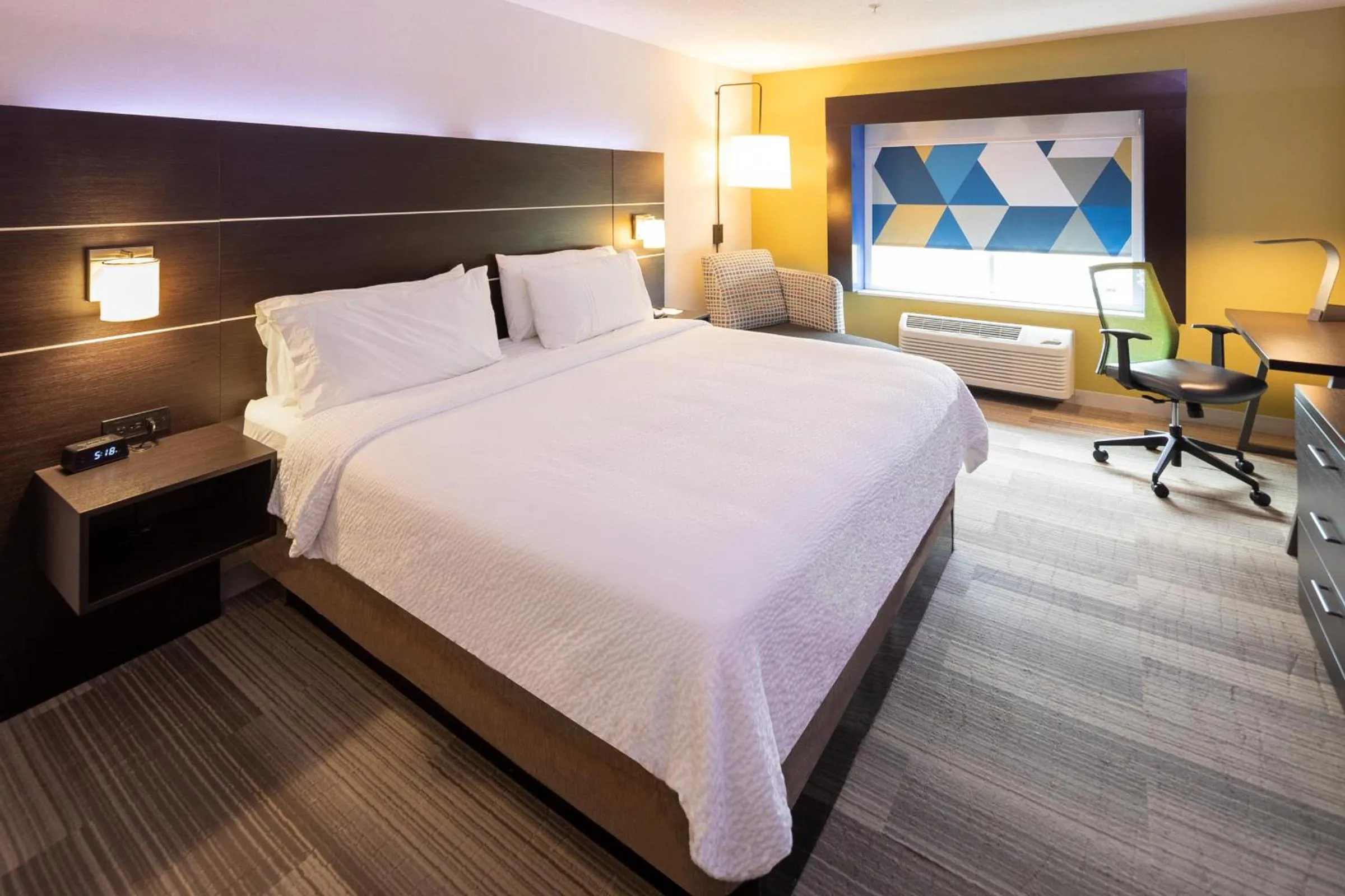 Bed in Holiday Inn Express & Suites Chicago West - St Charles by IHG
