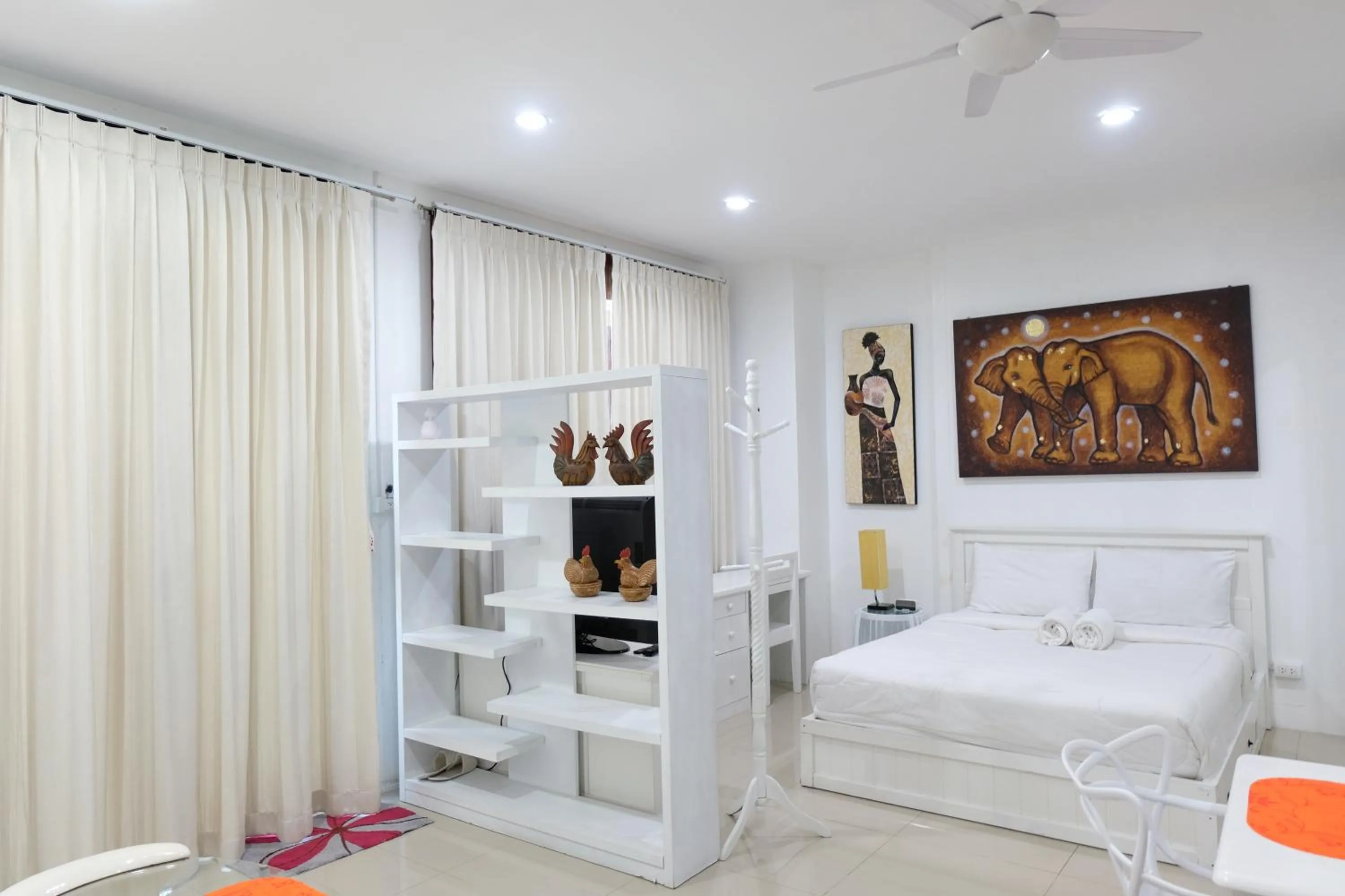 Photo of the whole room, Bed in Baan Poon Garden