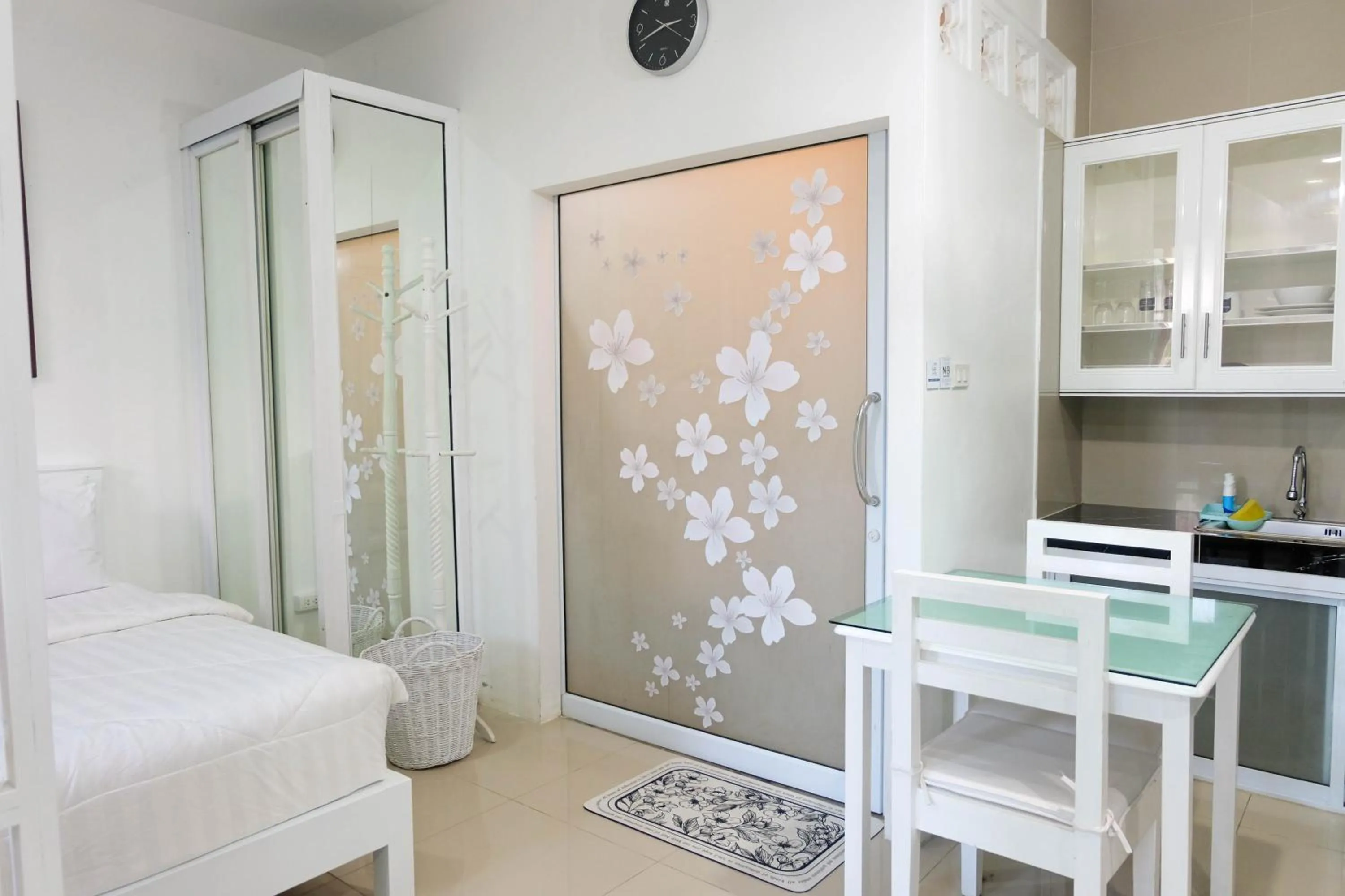 Dining area, Bed in Baan Poon Garden
