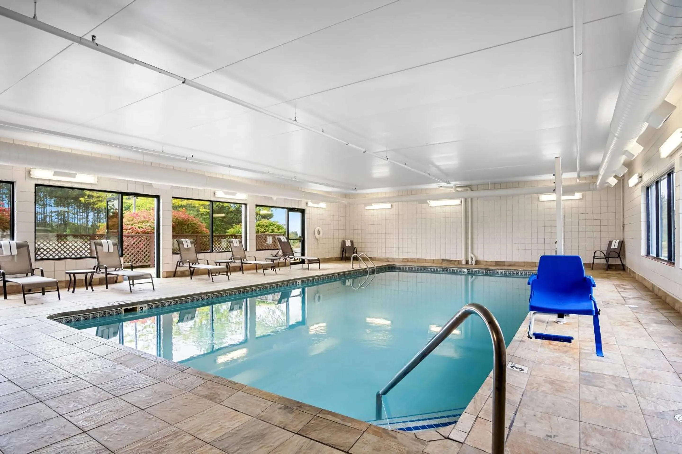 Swimming pool in Comfort Inn Cadillac