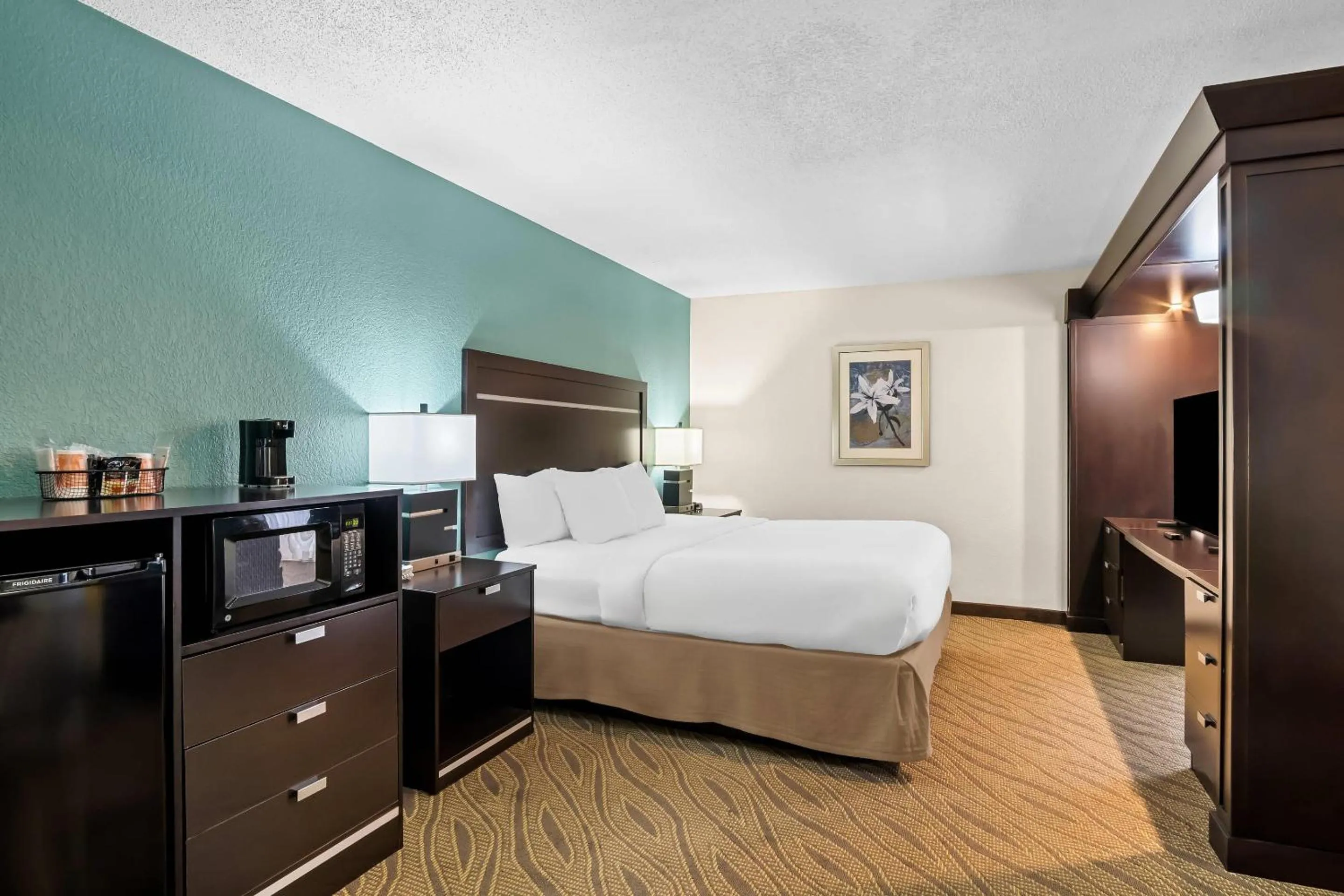 Bedroom, Bed in Comfort Inn Cadillac