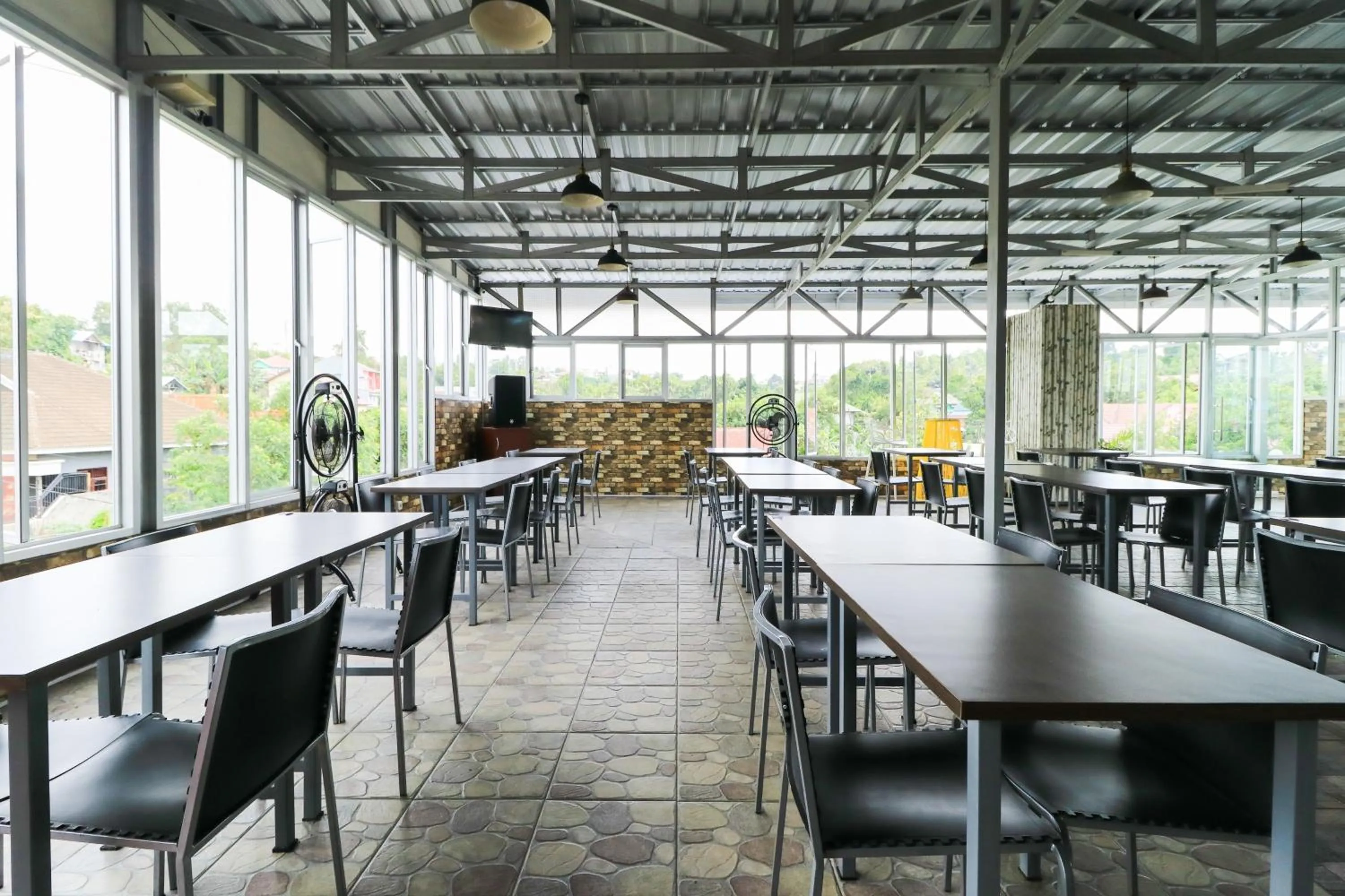 Restaurant/places to eat in Hotel Celia