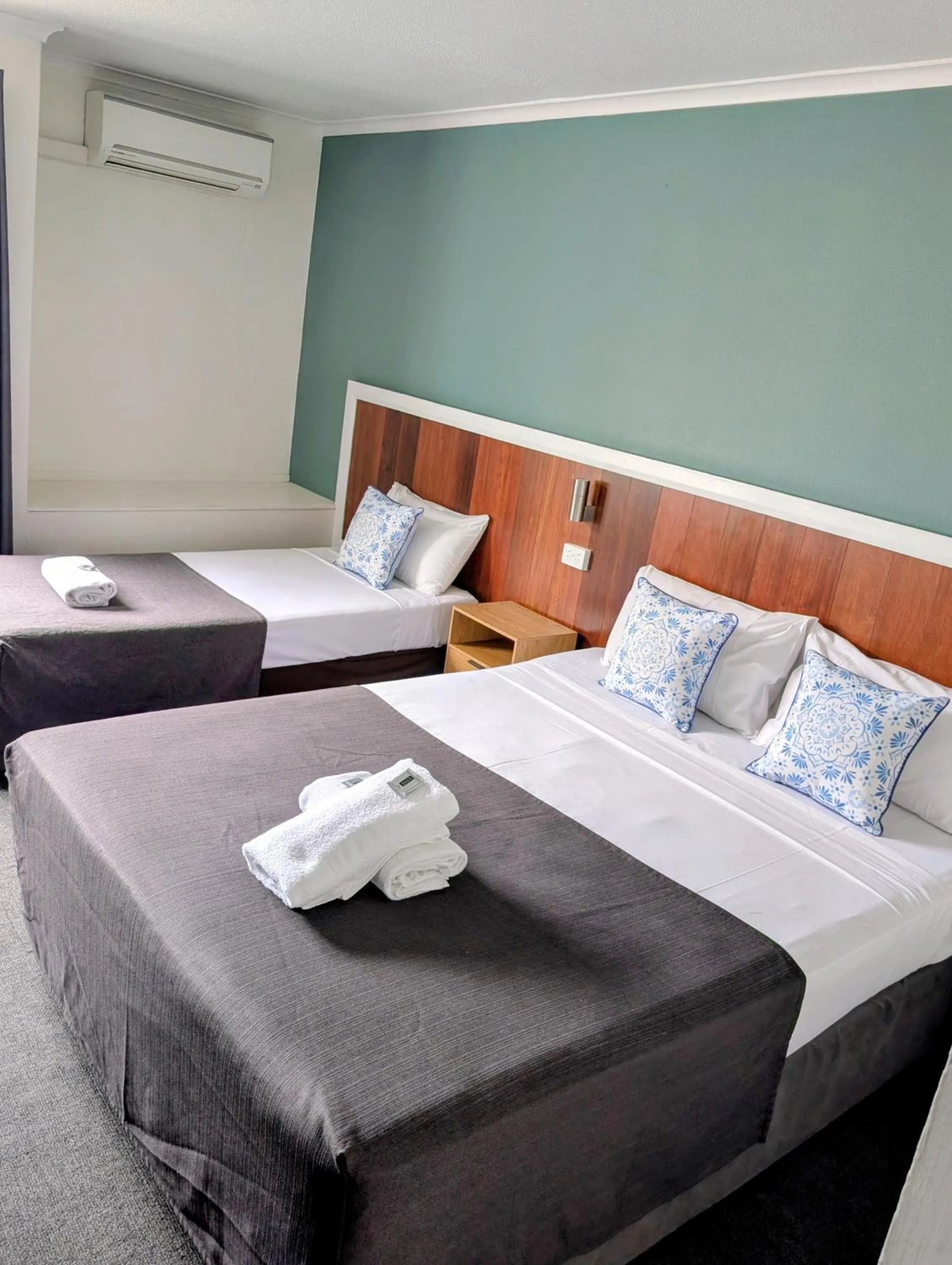 Bedroom, Bed in Hampton Villa Motel