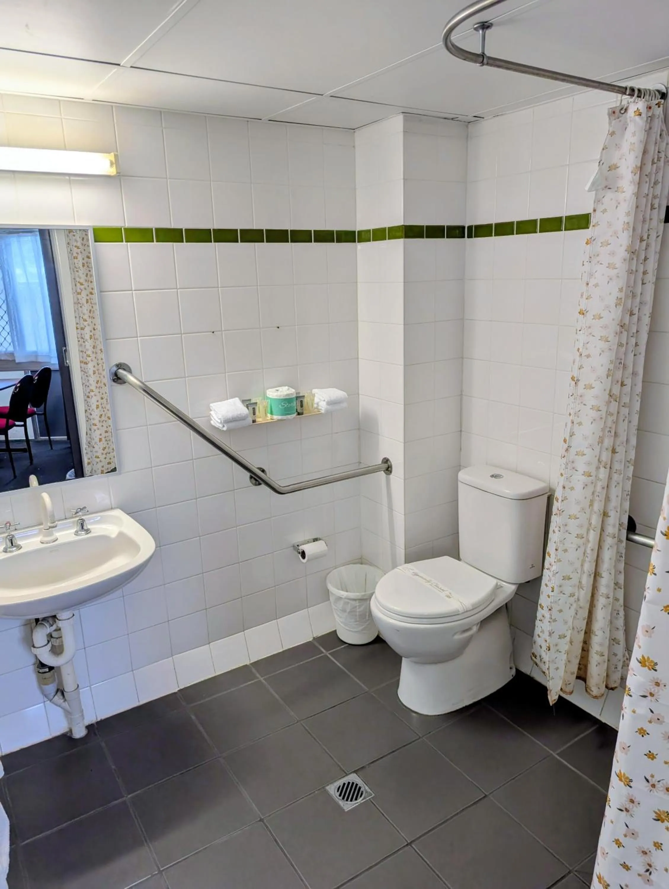 Shower in Hampton Villa Motel