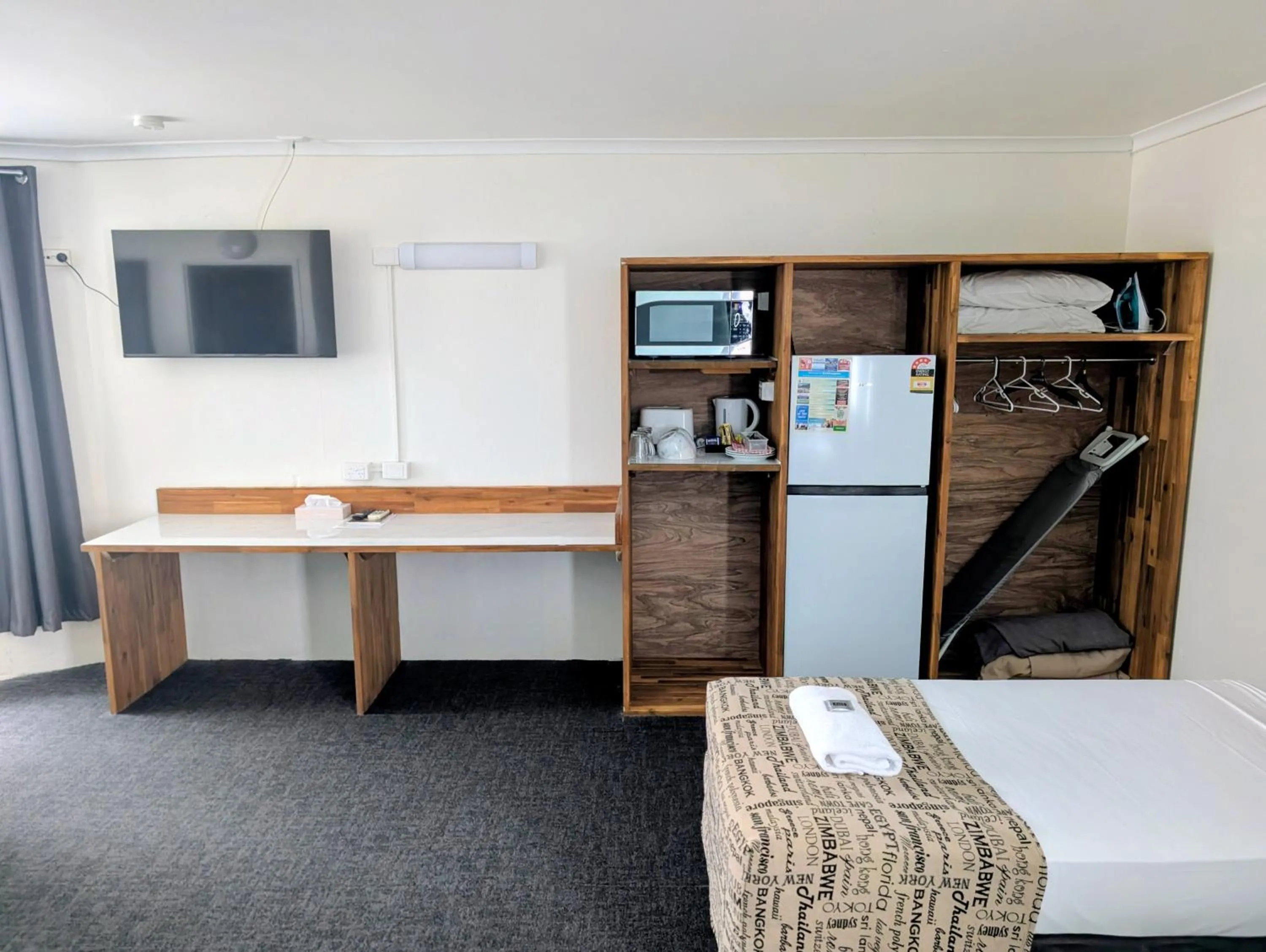 Bedroom, Bed in Hampton Villa Motel