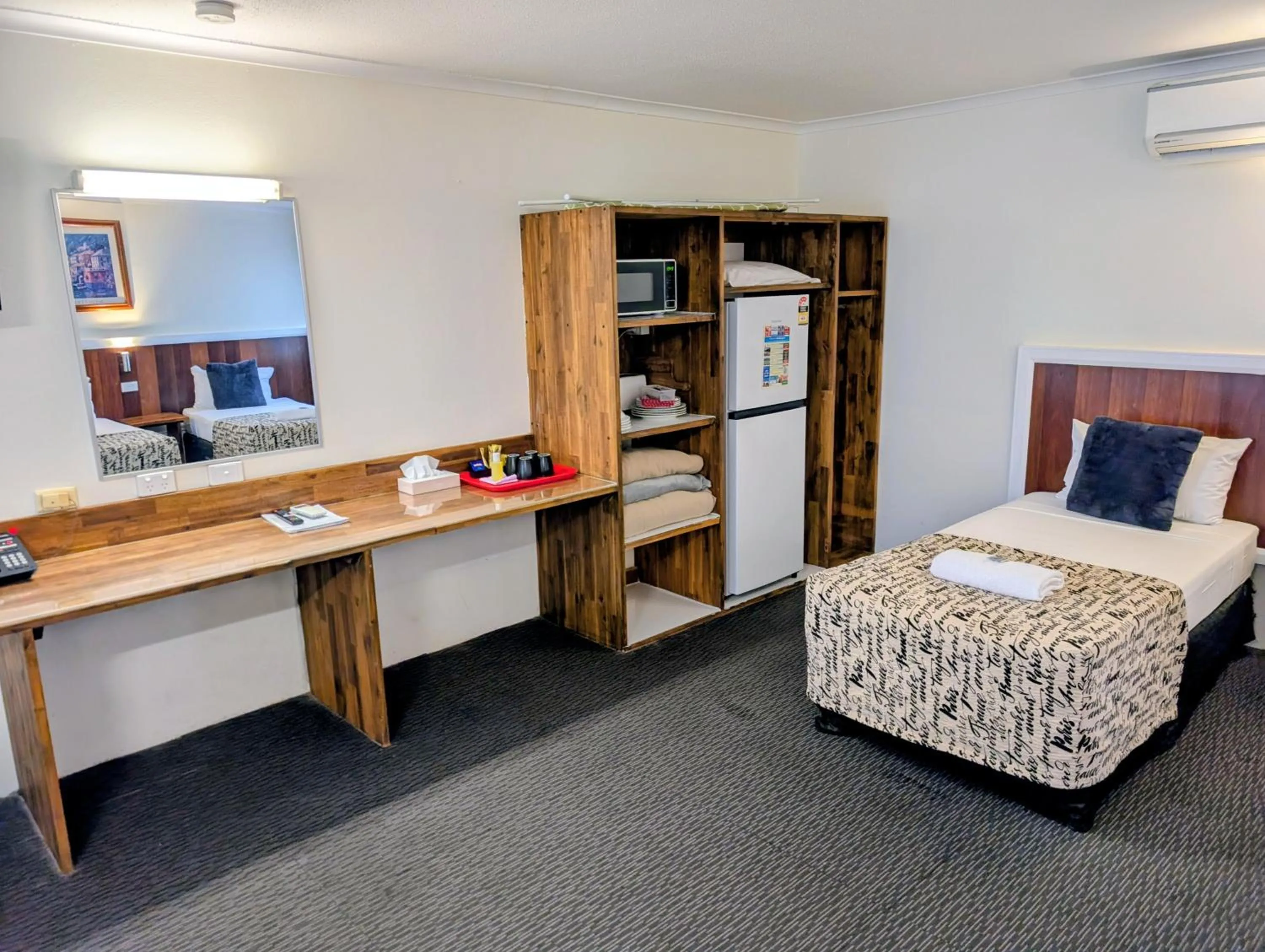 Bedroom, Bed in Hampton Villa Motel