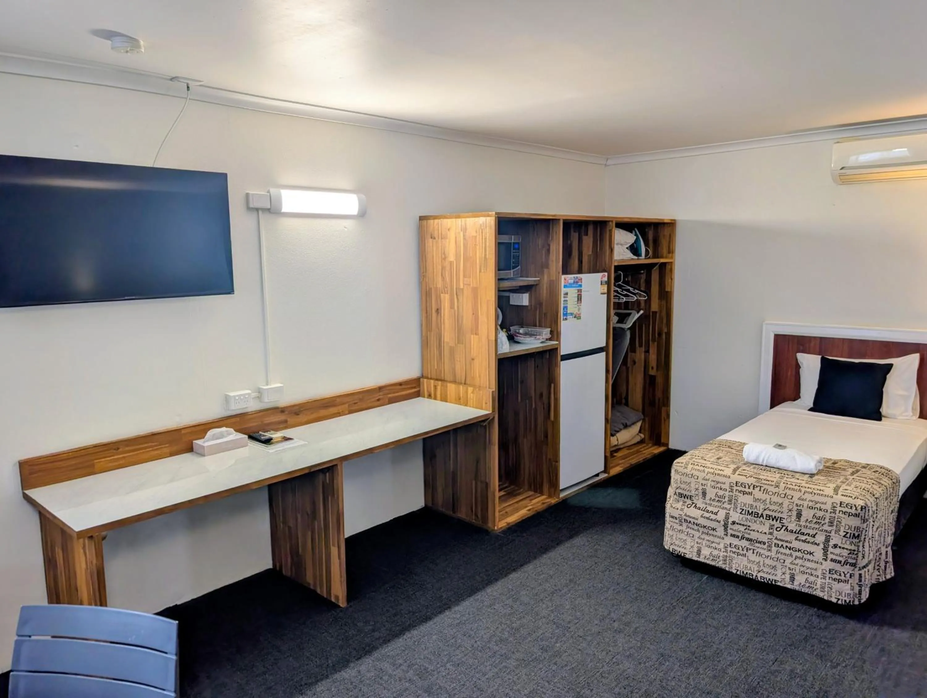 TV and multimedia, Bed in Hampton Villa Motel