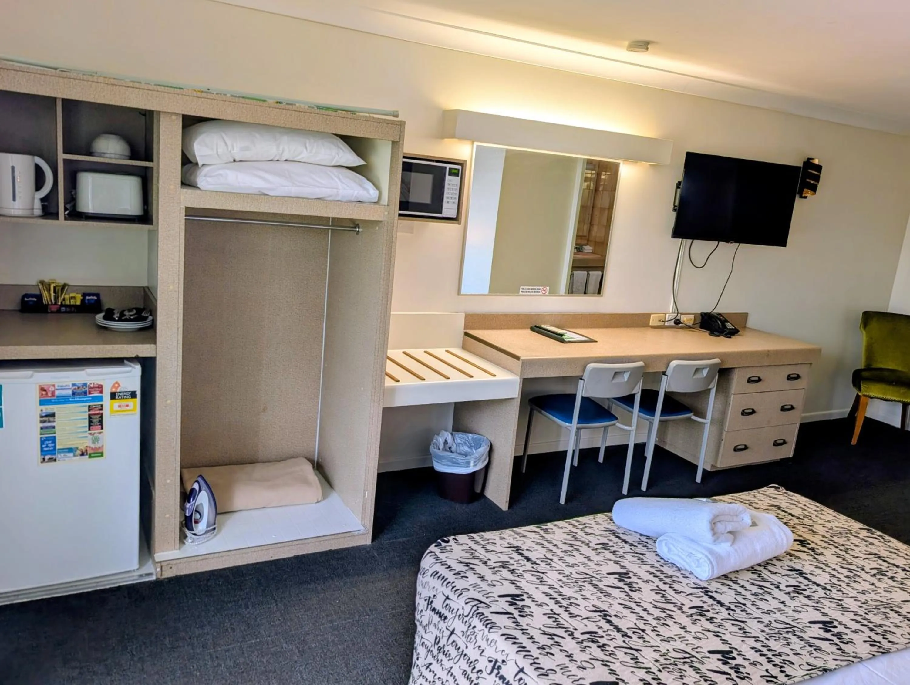 TV and multimedia in Hampton Villa Motel