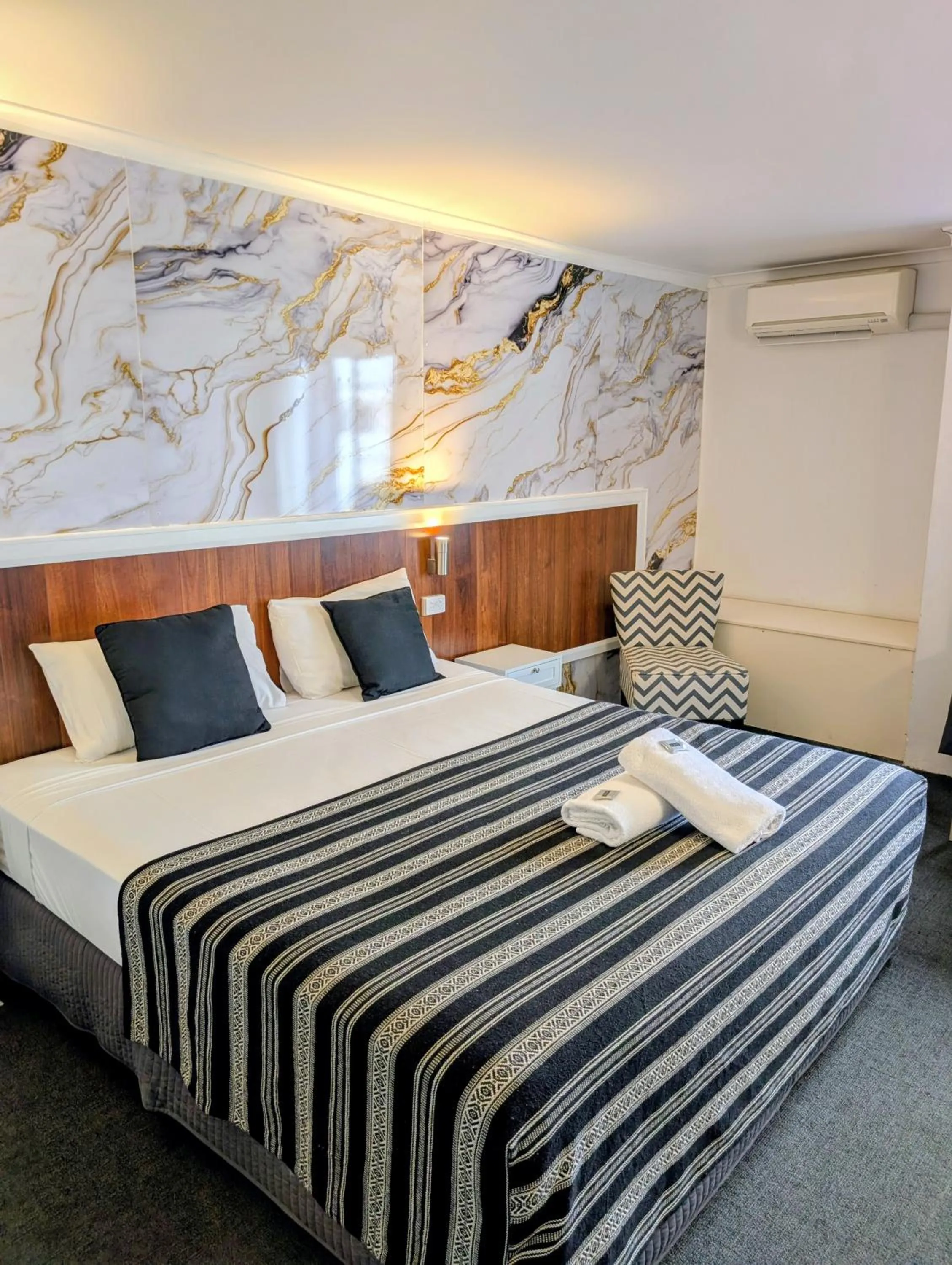 Bed in Hampton Villa Motel