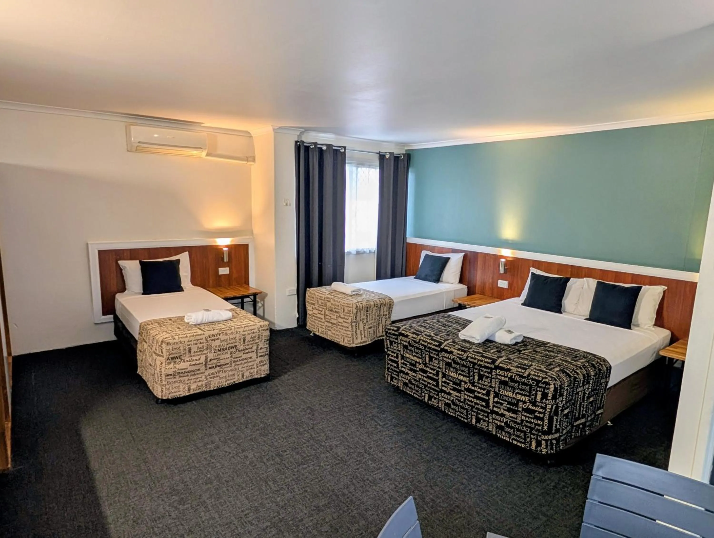 Bed in Hampton Villa Motel